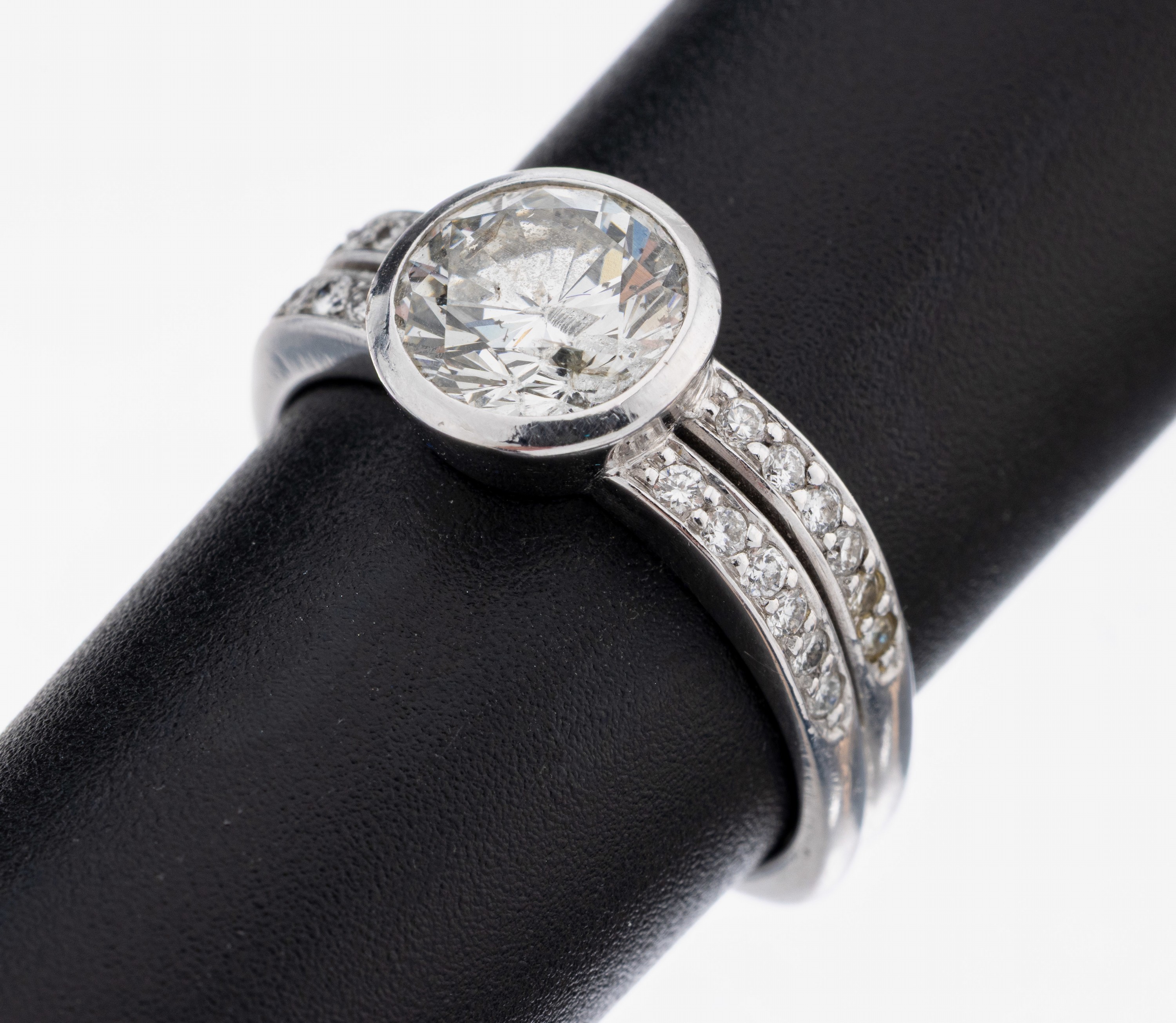 Image 27104864 - 18 kt Gold Brillant-Ring, WG 750/000, mittig Brillant ca. 1.75 ct Weiß/p 2, Stein ...