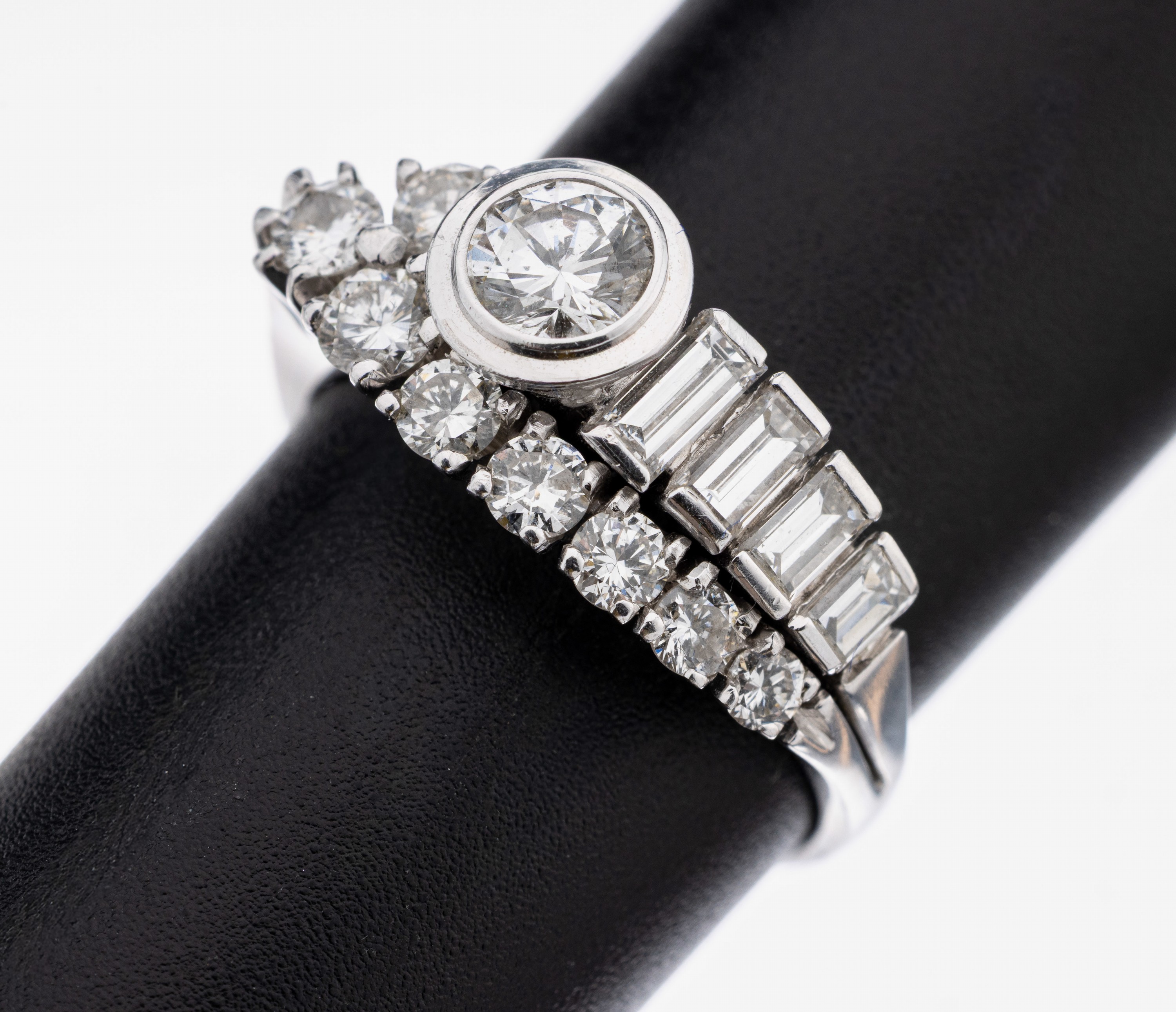 Image 27104865 - 18 kt Gold Diamant-Ring, WG 750/000, asym. Aufbau, Brillant in Zargenfassung ca. 0.45 ...