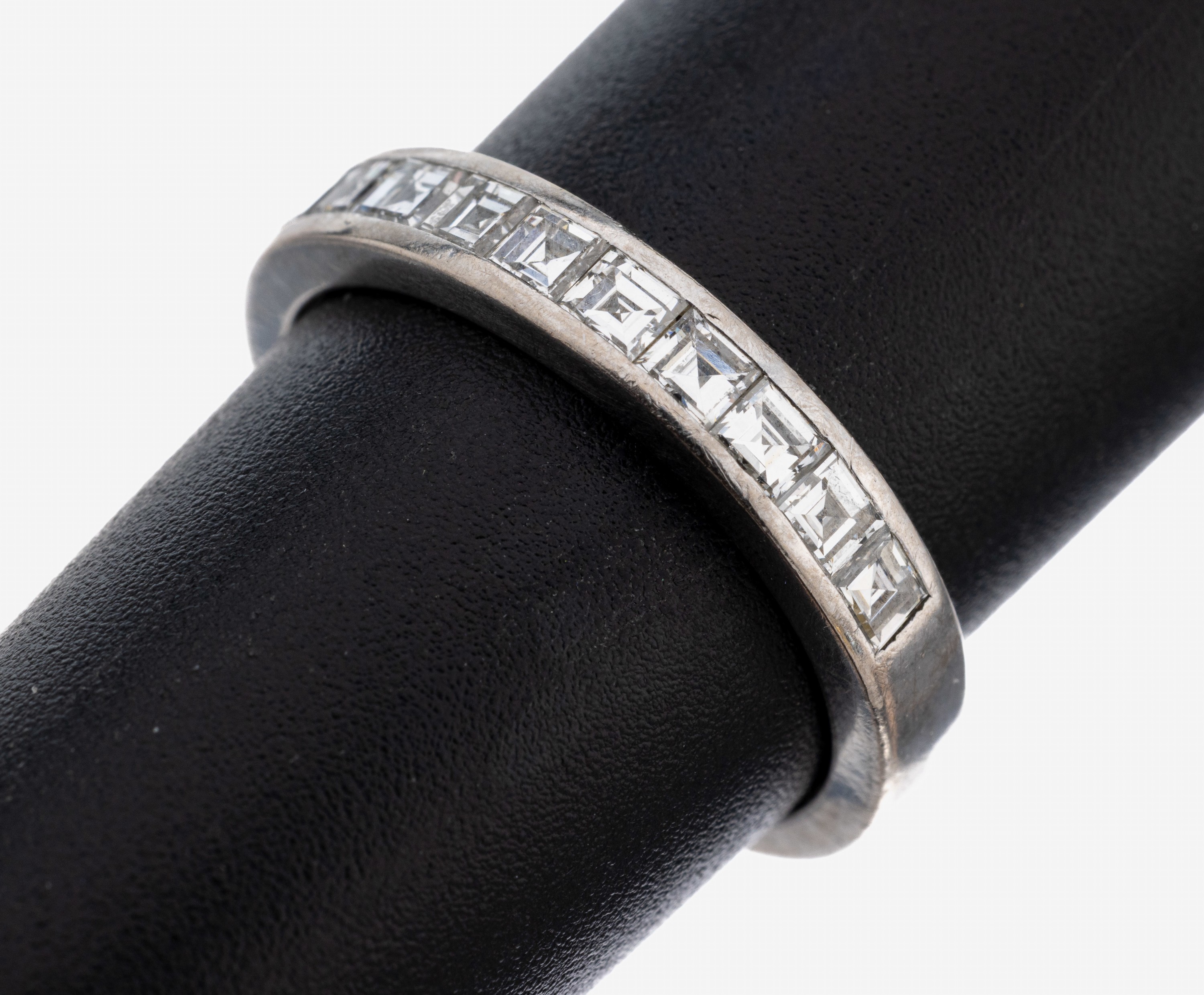 Image 27104877 - 18 kt Gold Diamant-Ring, WG 750/000, 12 Diamant-Carrees zus. ca. 0.60 ct feines Weiß- ...