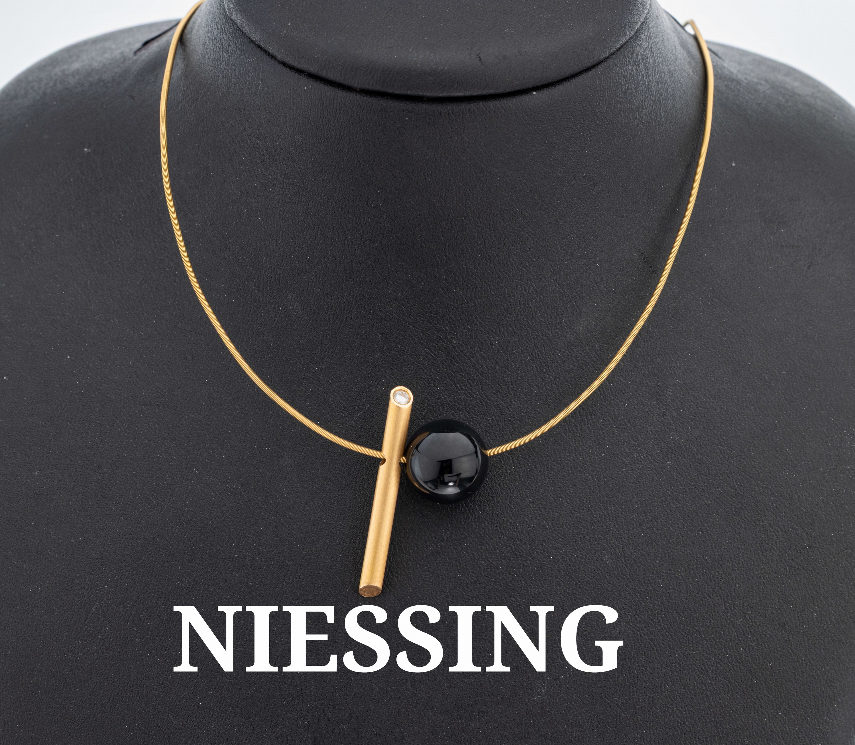 Image 27104881 - 18 kt Gold NIESSING Brillant-Onyx-Collier, GG 750/000, schlichter Halsreif, L. ca. 45 ...
