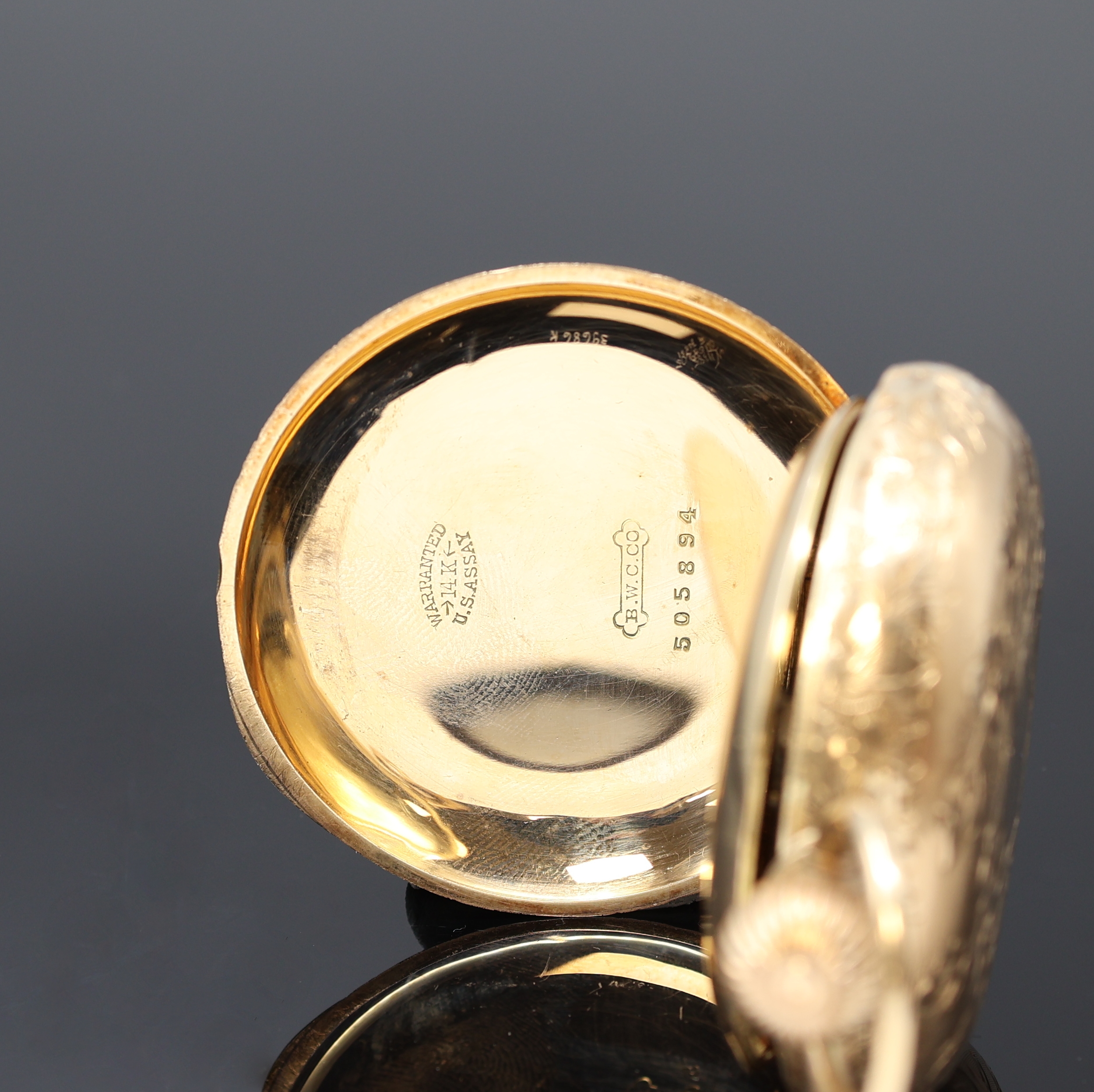 Detail d: WALTHAM/P.S. BARTLETT schwere Savonette Herrentaschenuhr in RG 585/000, USA um 1890, aufw. guill. und floral graviertes 3-Deckel Goldgehäuse, ...
