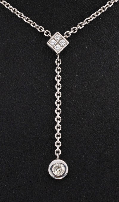 27104854a - 18 kt Gold Brillant-Collier, WG 750/000, Mittelteil quadratisch mit 4 Brillanten zus. ...