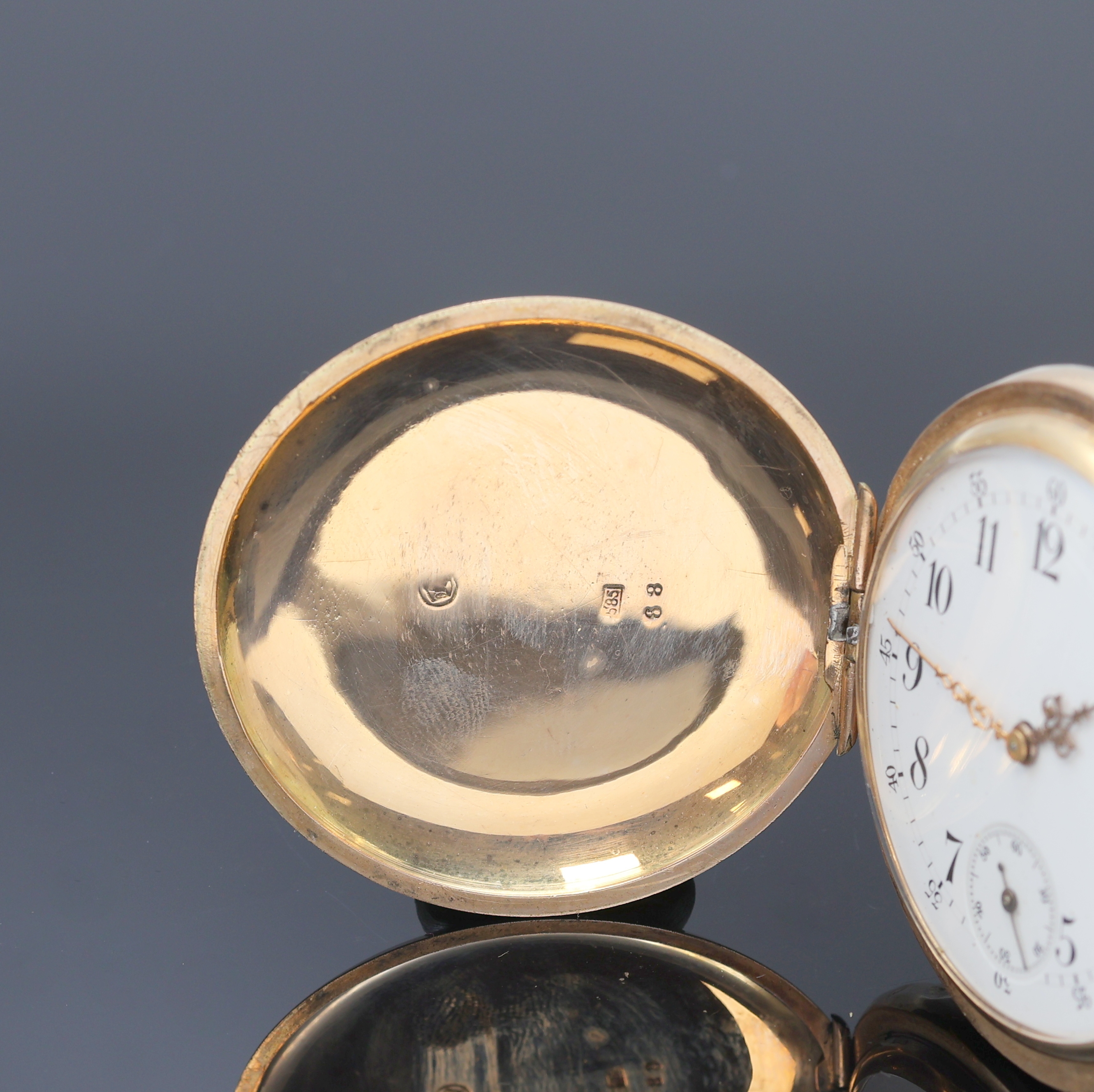 Detail a: Herrensavonette in GG 585/000, Schweiz um 1910, Geh. dell., guill. Sprung- u. Rückdeckel, Metallcuvette, Emailzifferbl. l. riss., arab. Zahlen, ...