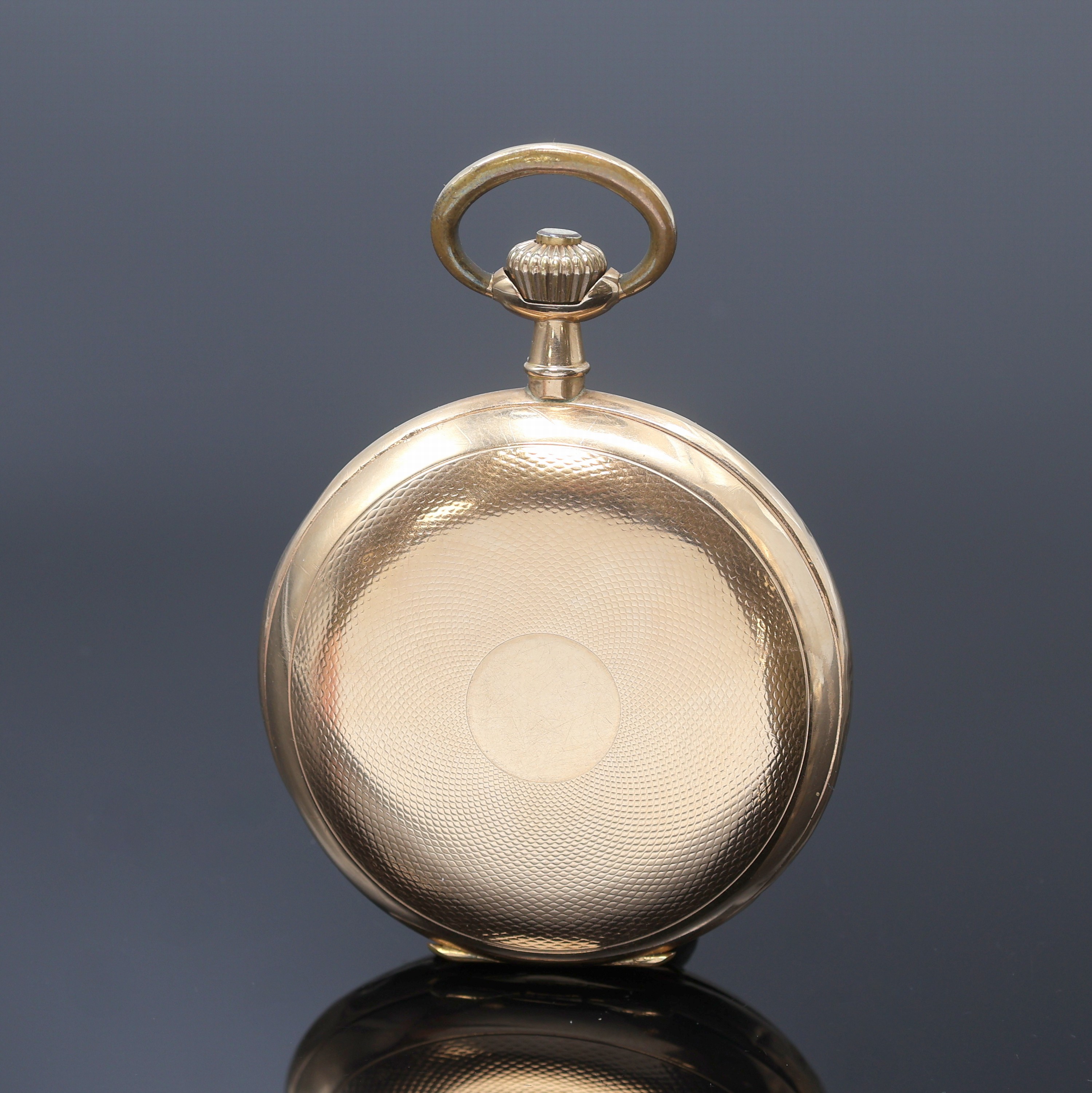 Detail b: Herrensavonette in GG 585/000, Schweiz um 1910, Geh. dell., guill. Sprung- u. Rückdeckel, Metallcuvette, Emailzifferbl. l. riss., arab. Zahlen, ...