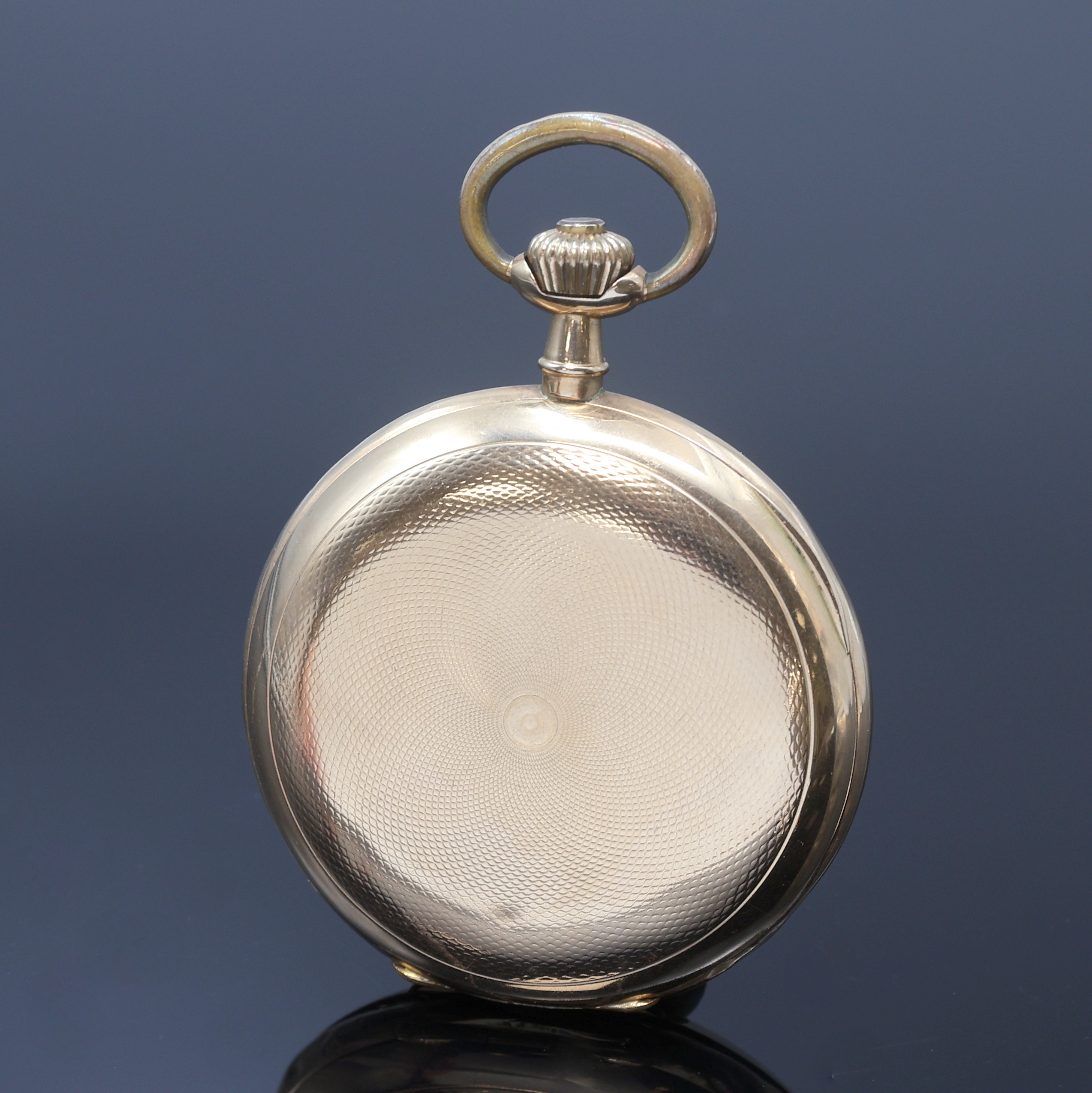 Detail c: Herrensavonette in GG 585/000, Schweiz um 1910, Geh. dell., guill. Sprung- u. Rückdeckel, Metallcuvette, Emailzifferbl. l. riss., arab. Zahlen, ...