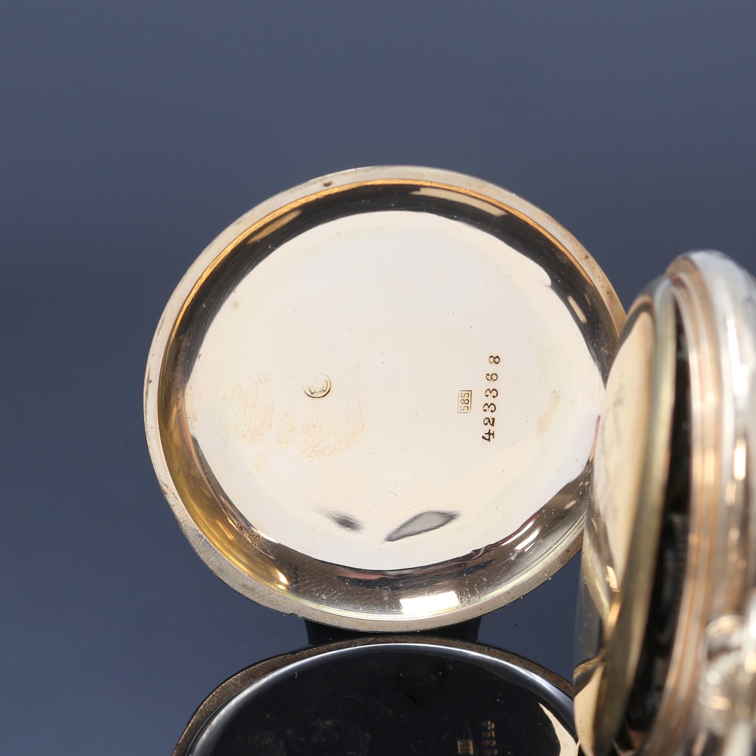 Detail d: Herrensavonette in GG 585/000, Schweiz um 1910, Geh. dell., guill. Sprung- u. Rückdeckel, Metallcuvette, Emailzifferbl. l. riss., arab. Zahlen, ...