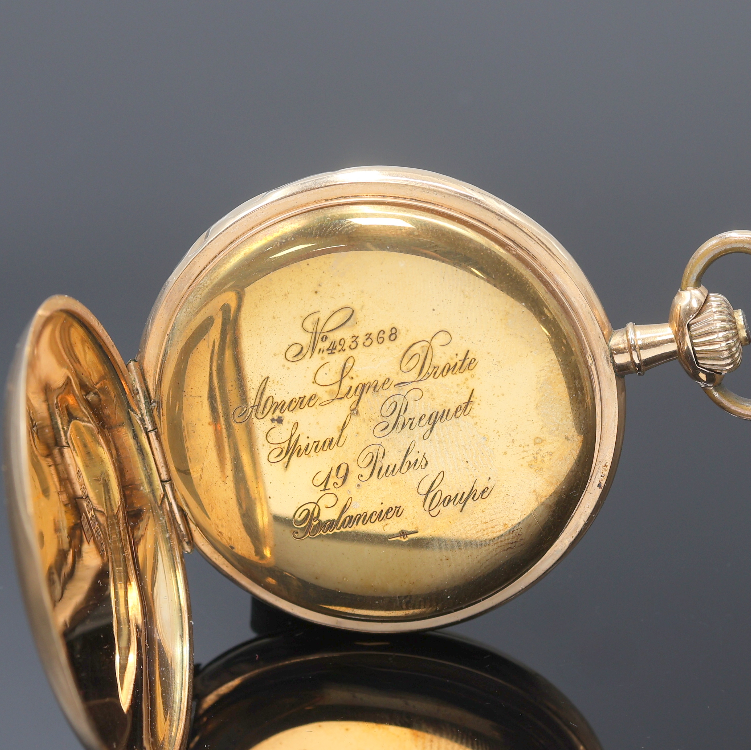 Detail e: Herrensavonette in GG 585/000, Schweiz um 1910, Geh. dell., guill. Sprung- u. Rückdeckel, Metallcuvette, Emailzifferbl. l. riss., arab. Zahlen, ...