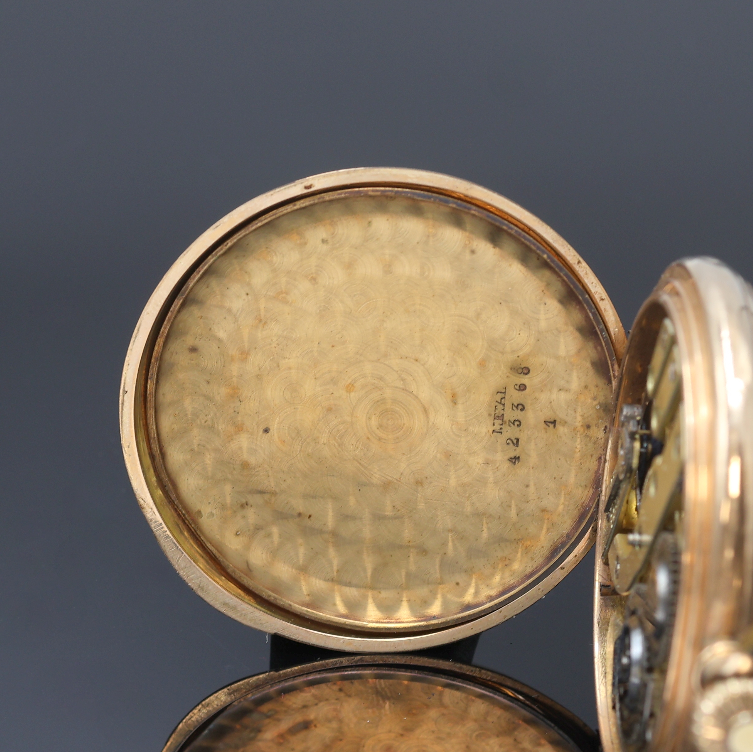 Detail f: Herrensavonette in GG 585/000, Schweiz um 1910, Geh. dell., guill. Sprung- u. Rückdeckel, Metallcuvette, Emailzifferbl. l. riss., arab. Zahlen, ...