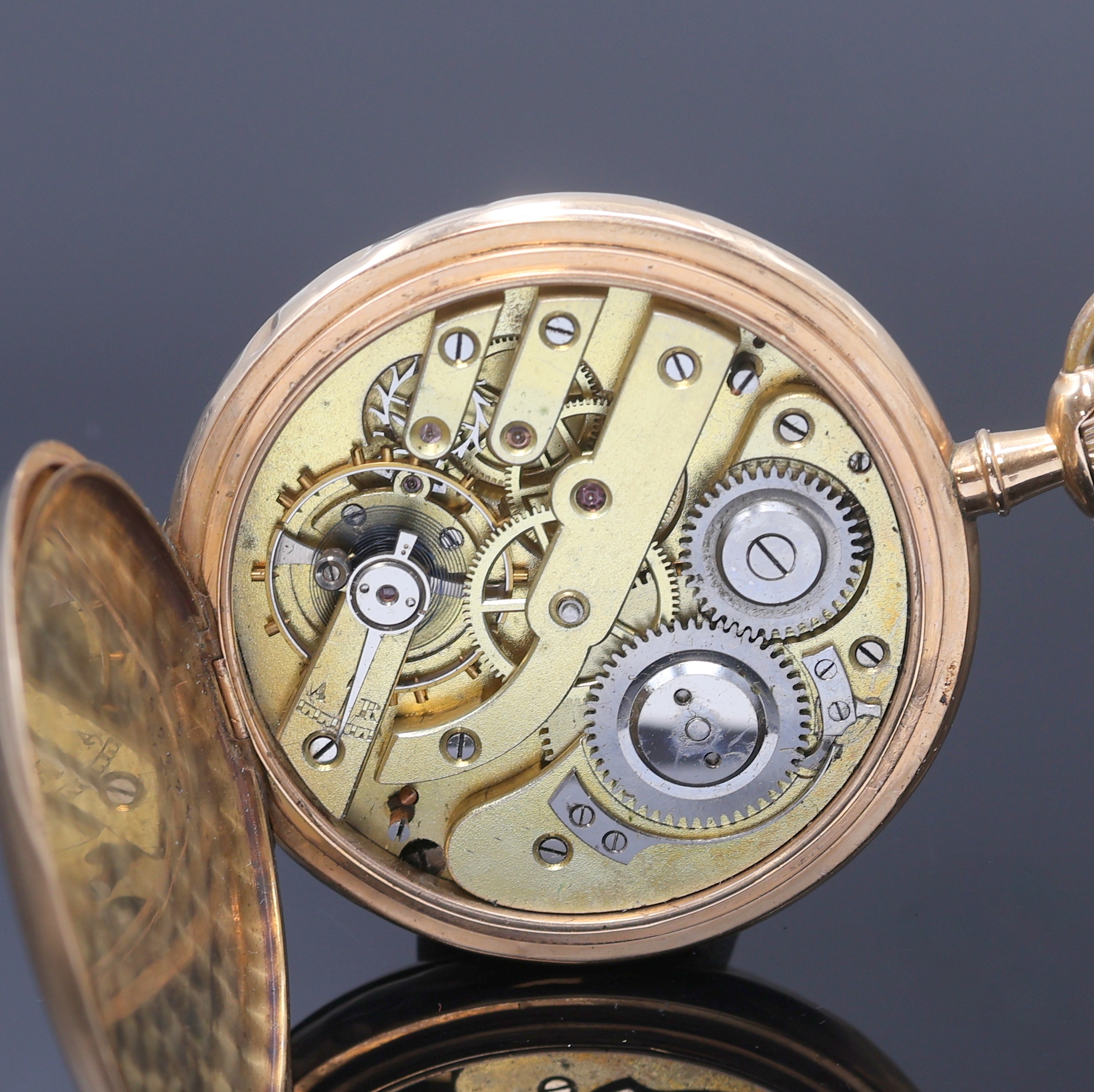 Detail g: Herrensavonette in GG 585/000, Schweiz um 1910, Geh. dell., guill. Sprung- u. Rückdeckel, Metallcuvette, Emailzifferbl. l. riss., arab. Zahlen, ...