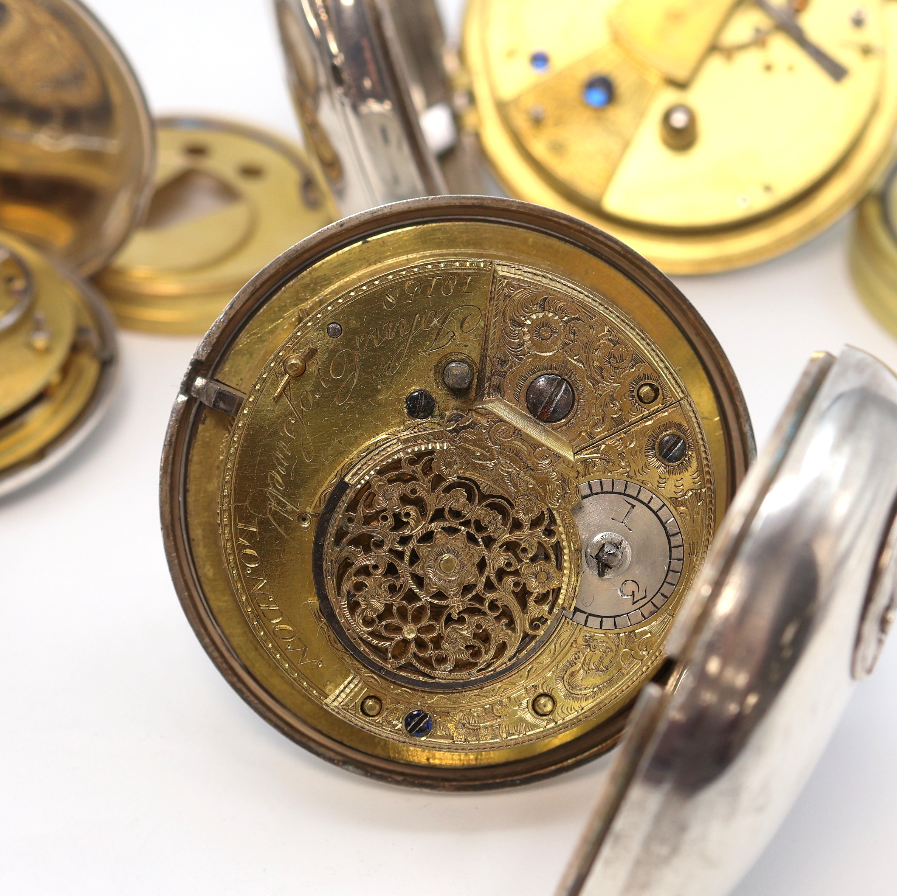 Detail k: Konvolut: 5 offene und eine Savonette Taschenuhr in Silber Gewicht ca. 796g, 3 x mit Spindelwerk und 3 x mit Spitzzahnankerwerk, 3 davon mit ...