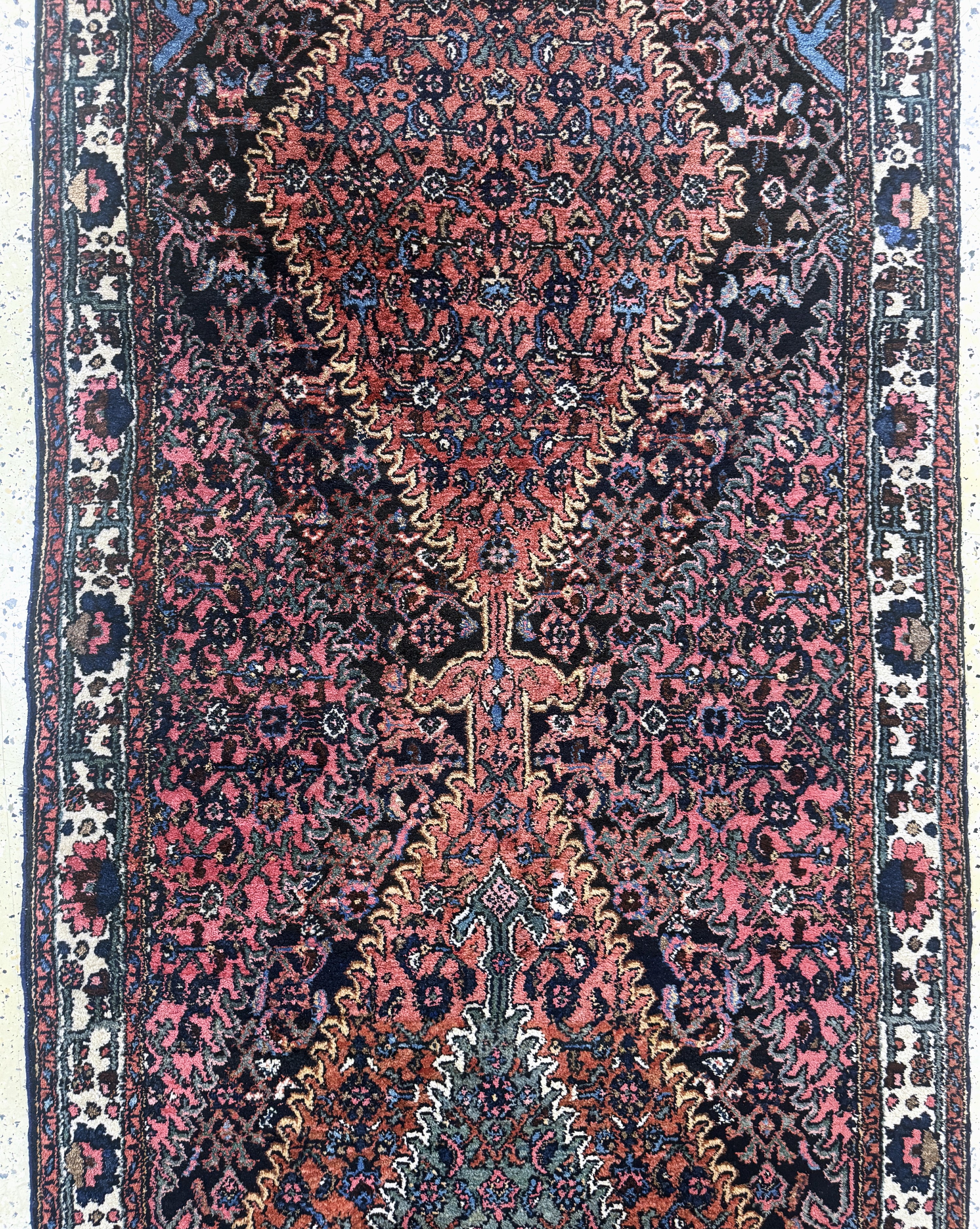 Detail b: Shahsawan, Persien, Mitte 20.Jhd, Wolle aufBaumwolle, ca. 500 x 113 cm, EHZ: 2(restauriert).