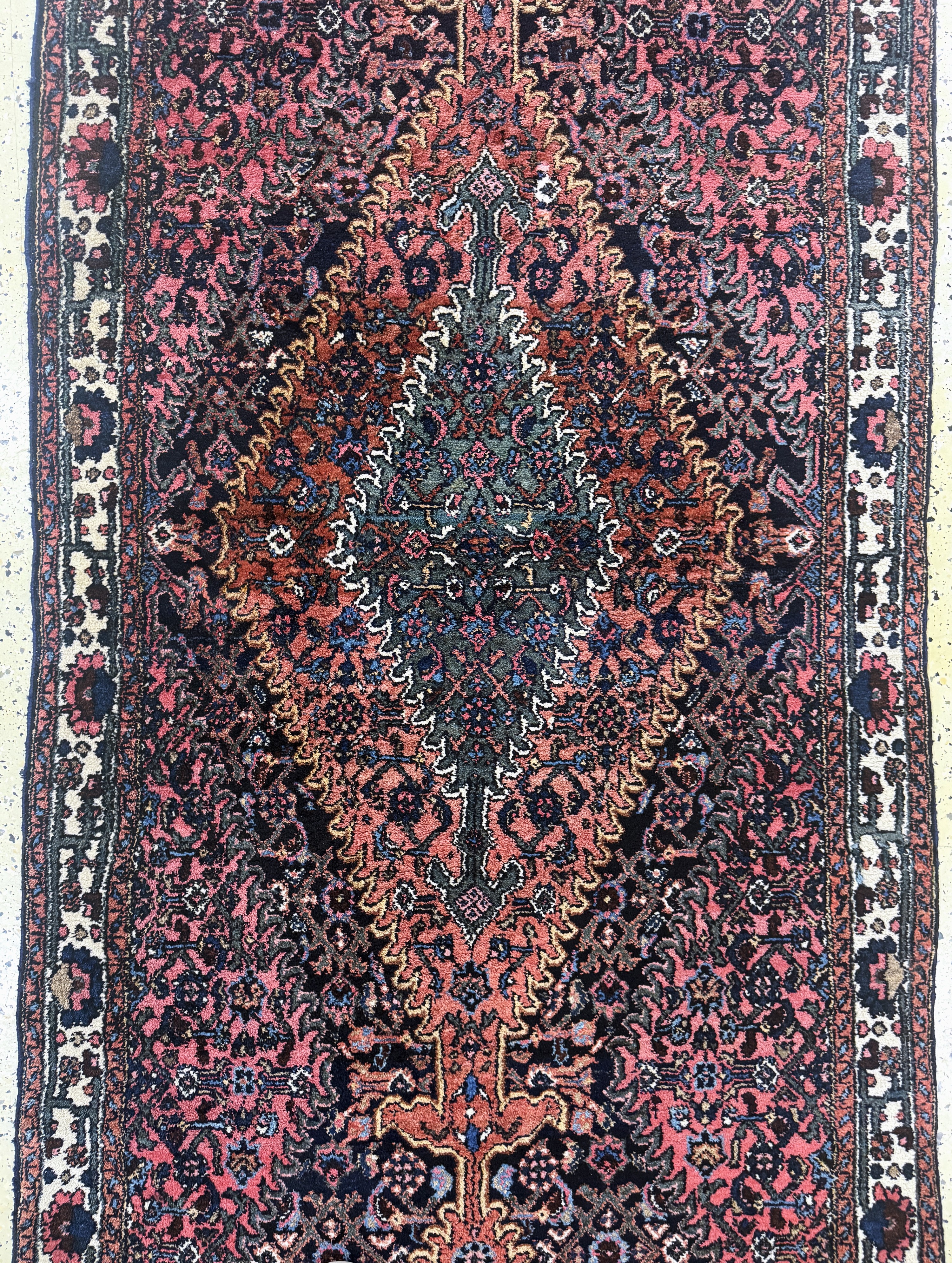 Detail c: Shahsawan, Persien, Mitte 20.Jhd, Wolle aufBaumwolle, ca. 500 x 113 cm, EHZ: 2(restauriert).
