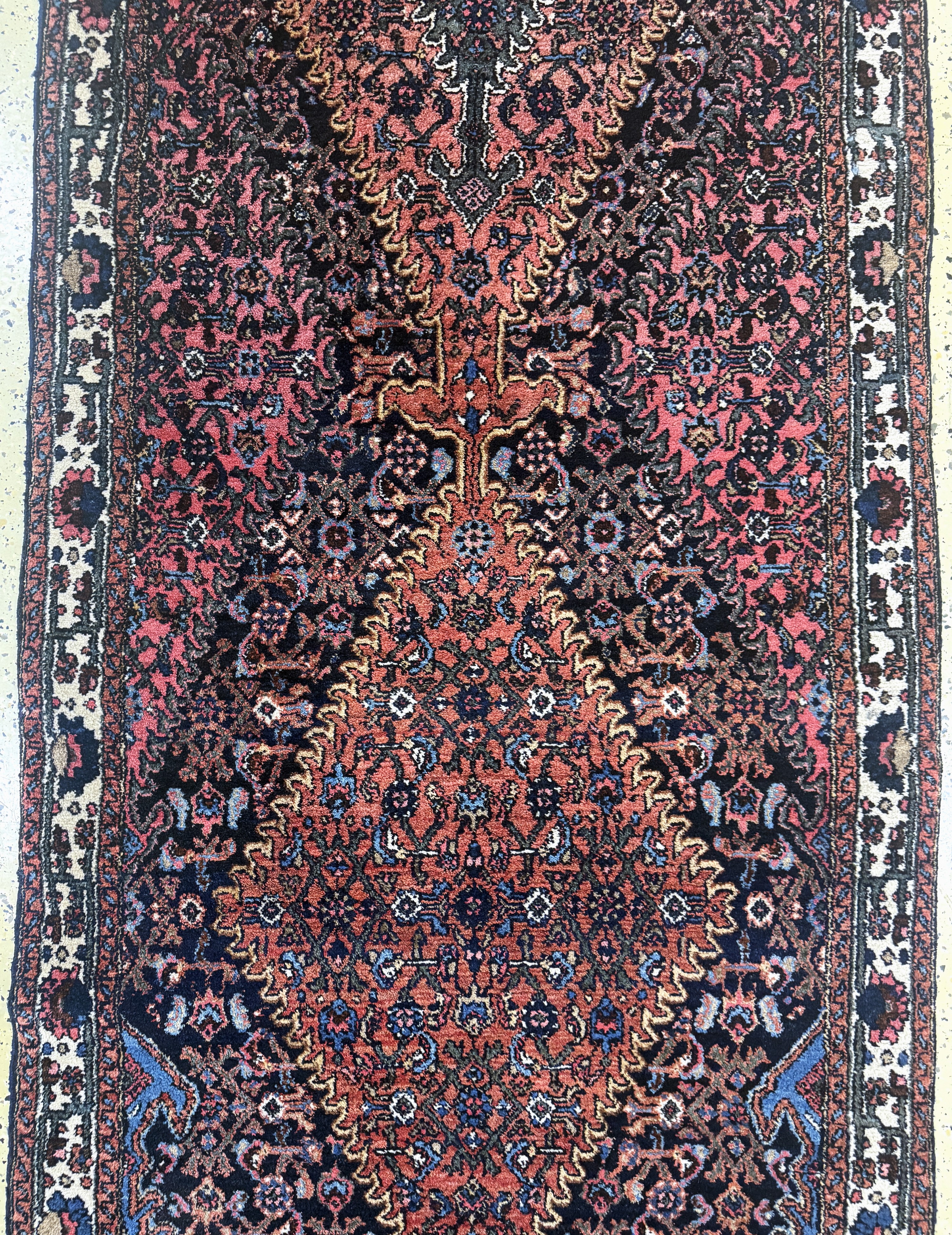 Detail d: Shahsawan, Persien, Mitte 20.Jhd, Wolle aufBaumwolle, ca. 500 x 113 cm, EHZ: 2(restauriert).