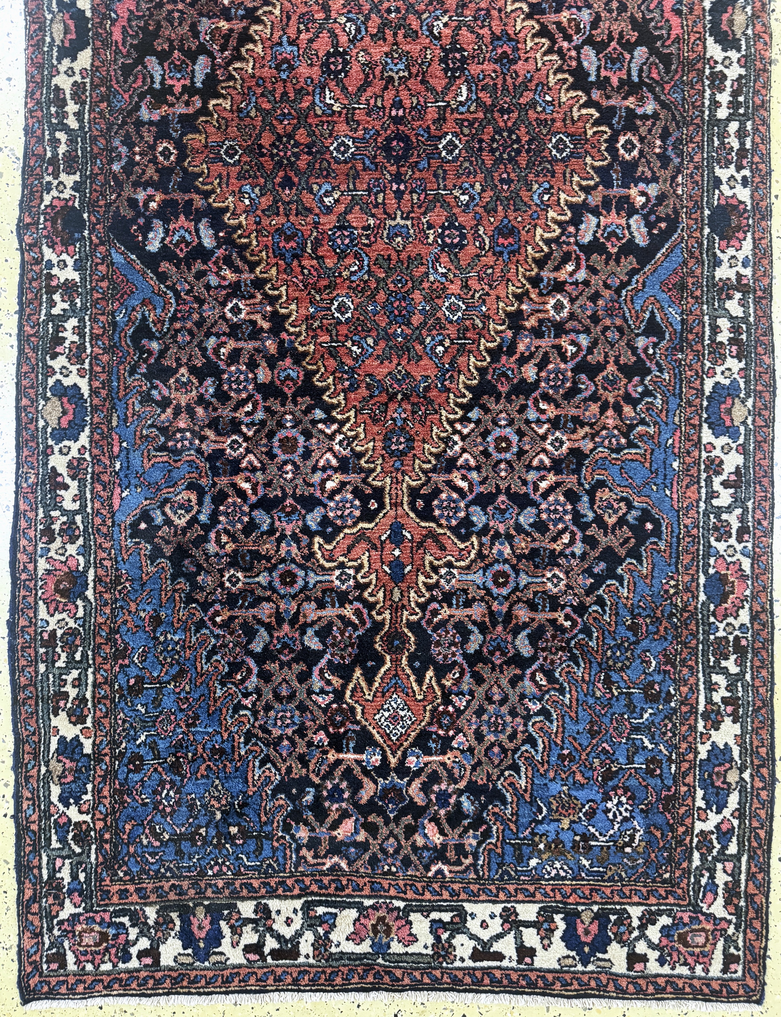 Detail e: Shahsawan, Persien, Mitte 20.Jhd, Wolle aufBaumwolle, ca. 500 x 113 cm, EHZ: 2(restauriert).