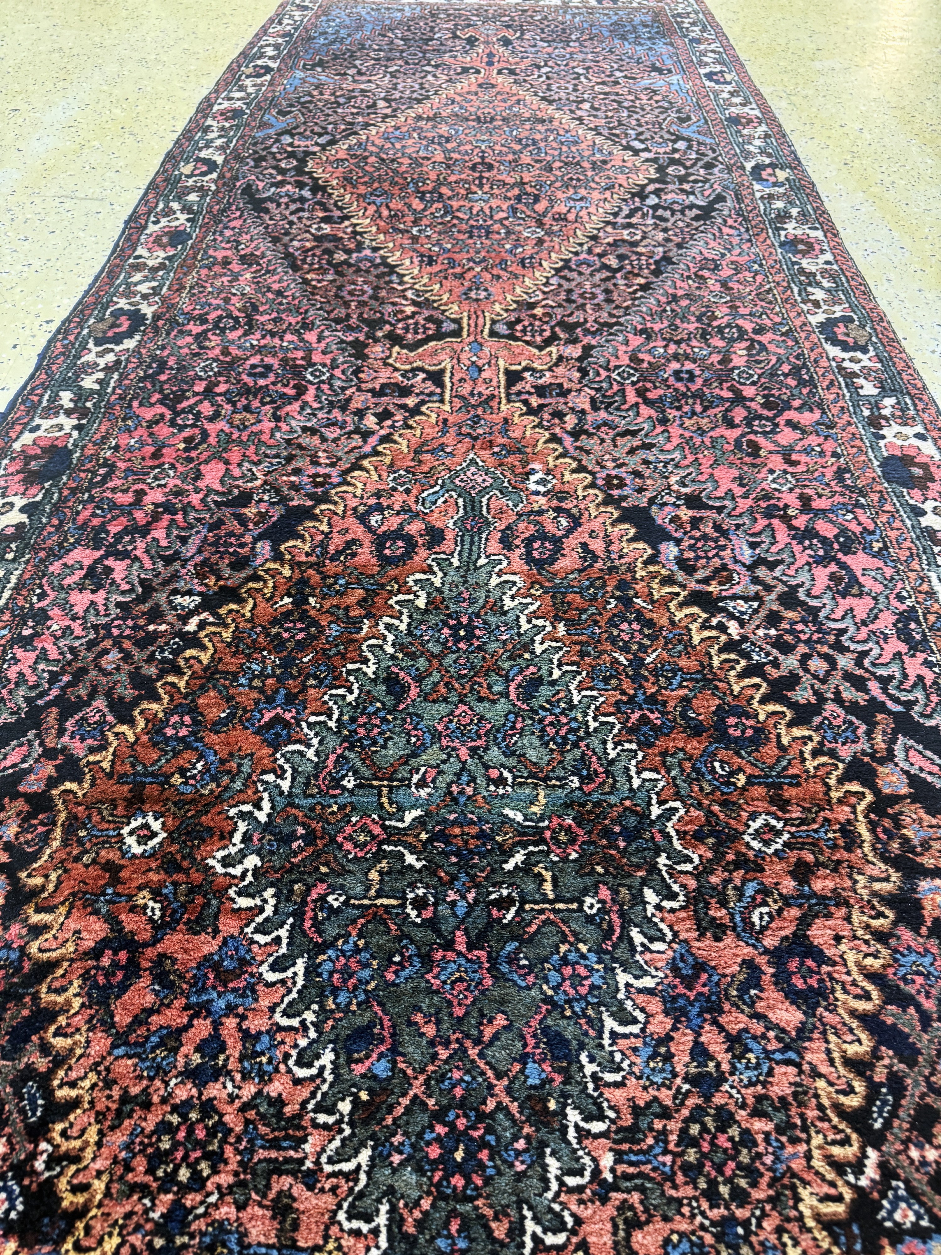 Detail f: Shahsawan, Persien, Mitte 20.Jhd, Wolle aufBaumwolle, ca. 500 x 113 cm, EHZ: 2(restauriert).