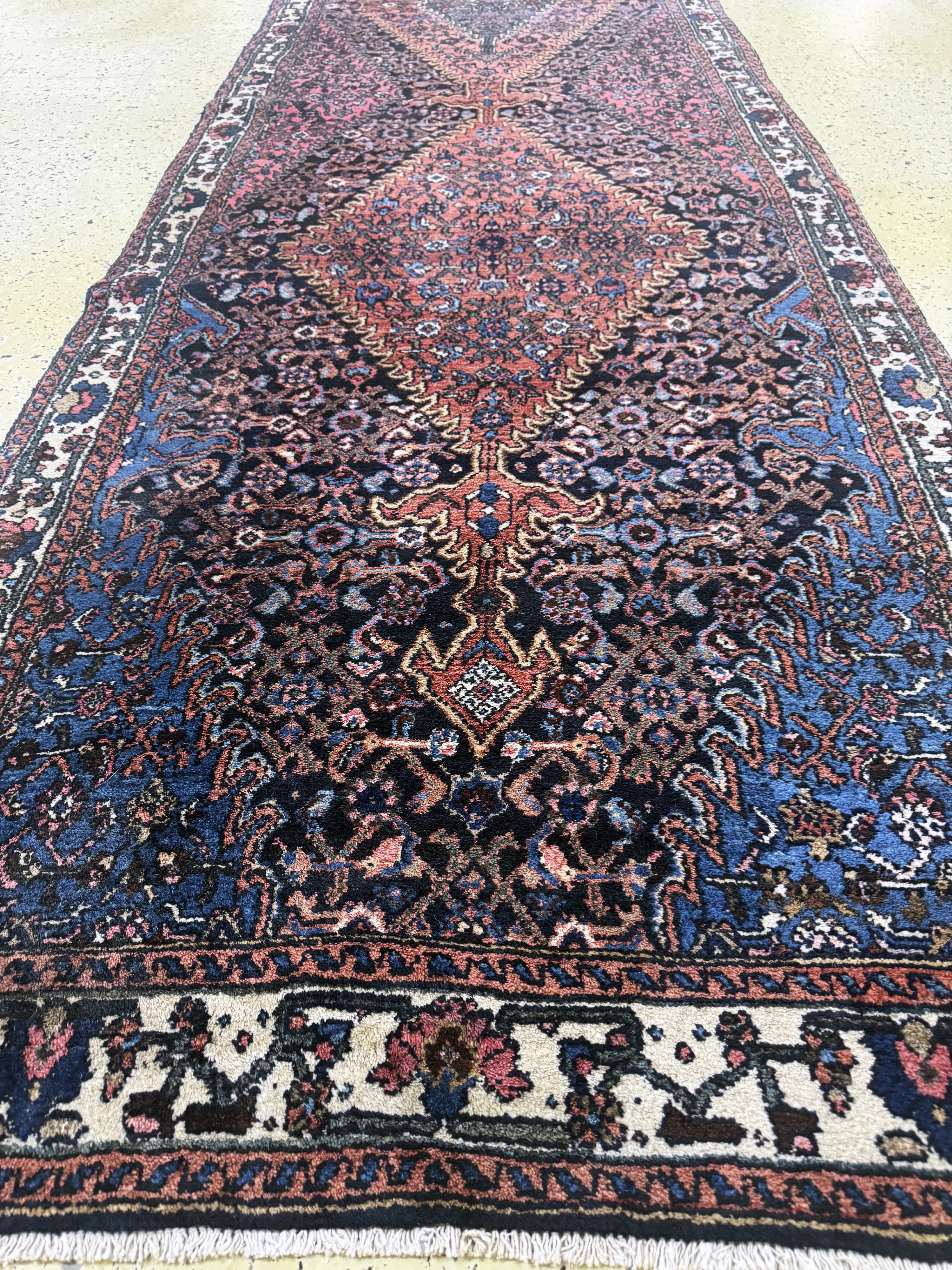 Detail g: Shahsawan, Persien, Mitte 20.Jhd, Wolle aufBaumwolle, ca. 500 x 113 cm, EHZ: 2(restauriert).