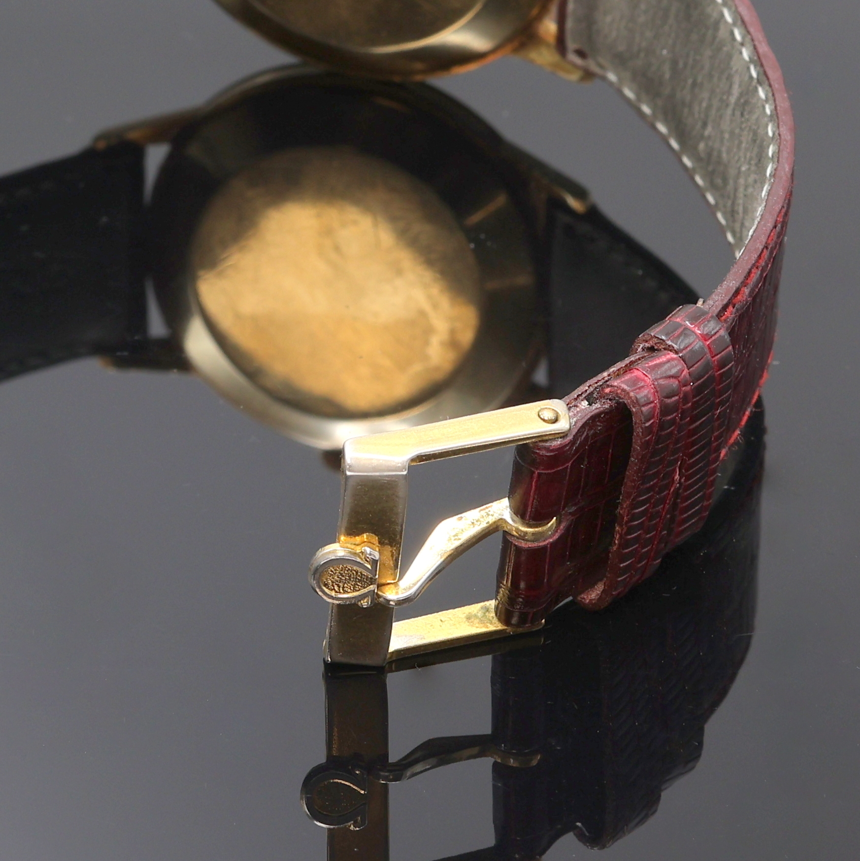Detail b: OMEGA Herrenarmbanduhr in GG 585/000 Referenz 14720 1, Schweiz um 1961, Handaufzug, Boden (dell.) u. Glasrand aufgedr., neutr. Lederband m. orig. ...
