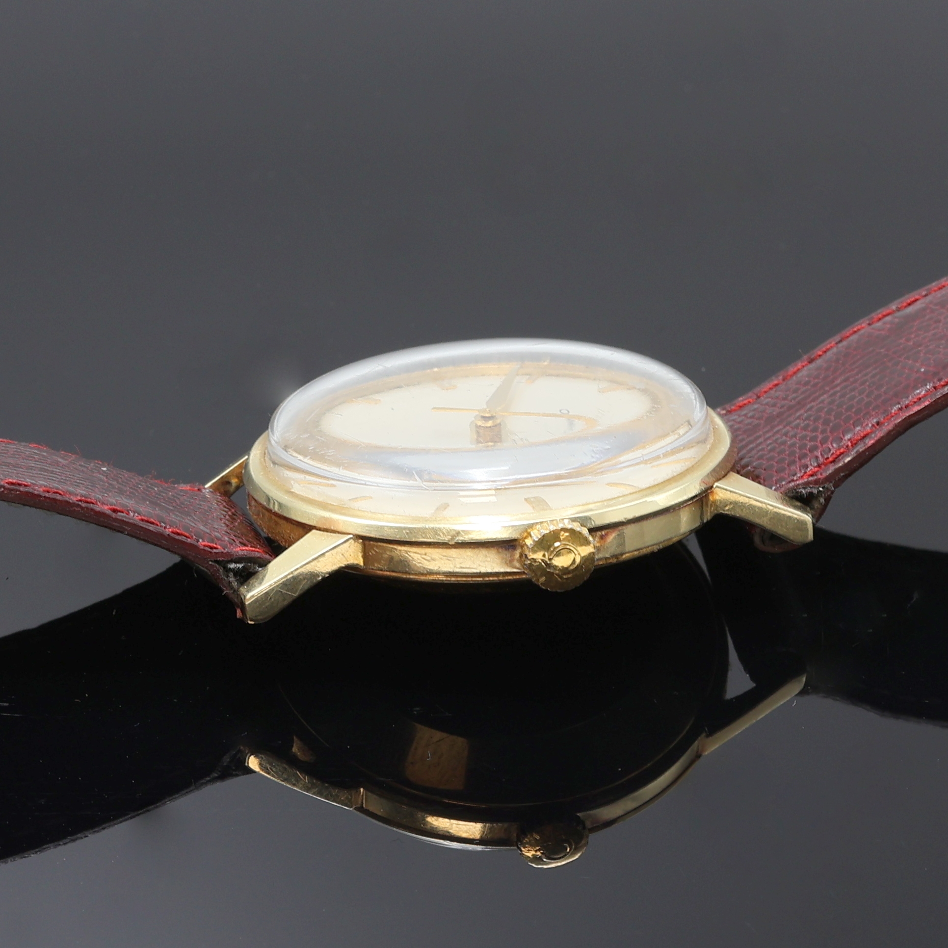 Detail c: OMEGA Herrenarmbanduhr in GG 585/000 Referenz 14720 1, Schweiz um 1961, Handaufzug, Boden (dell.) u. Glasrand aufgedr., neutr. Lederband m. orig. ...