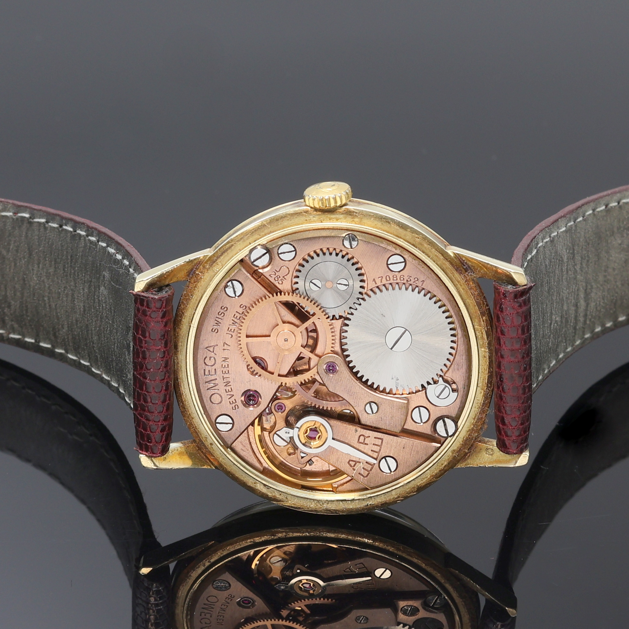 Detail e: OMEGA Herrenarmbanduhr in GG 585/000 Referenz 14720 1, Schweiz um 1961, Handaufzug, Boden (dell.) u. Glasrand aufgedr., neutr. Lederband m. orig. ...