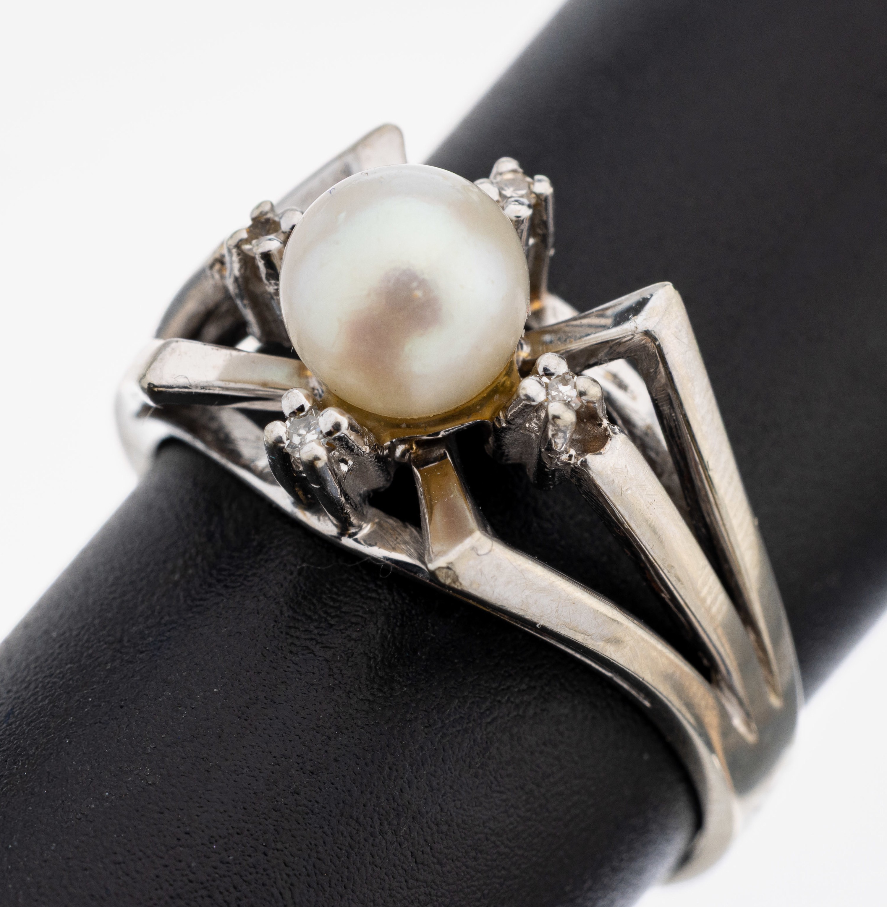 Image 27105346 - 14 kt Gold Diamant-Perl-Ring, WG 585/000, 48/8-Diamanten zus. ca. 0.02 ct Weiß/p, ...