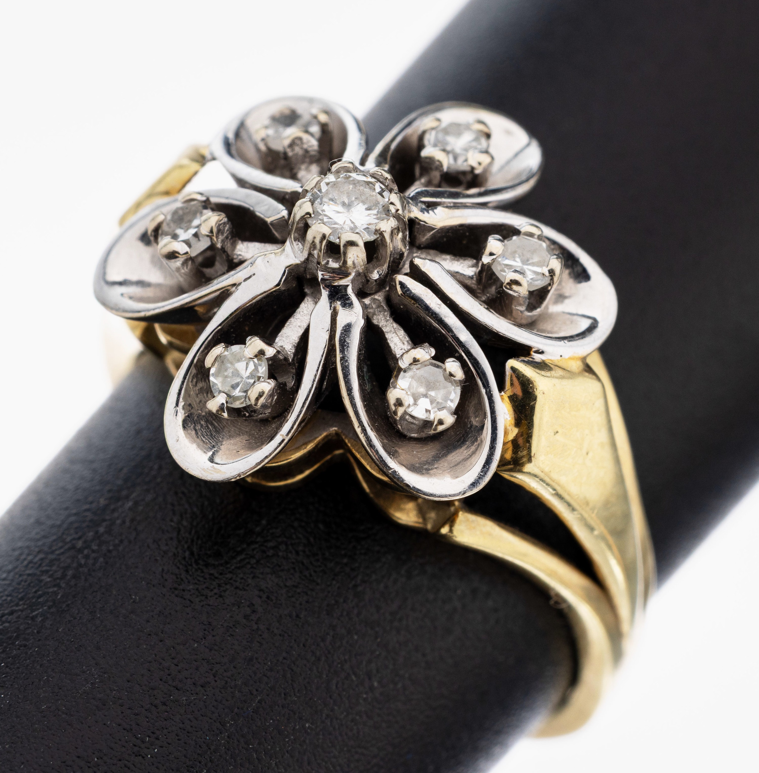 Image 27105347 - 14 kt Gold Diamant-Ring, GG/WG 585/000, 1 Brillant und 6 8/8-Diamanten zus. ca. 0.23 ct ...