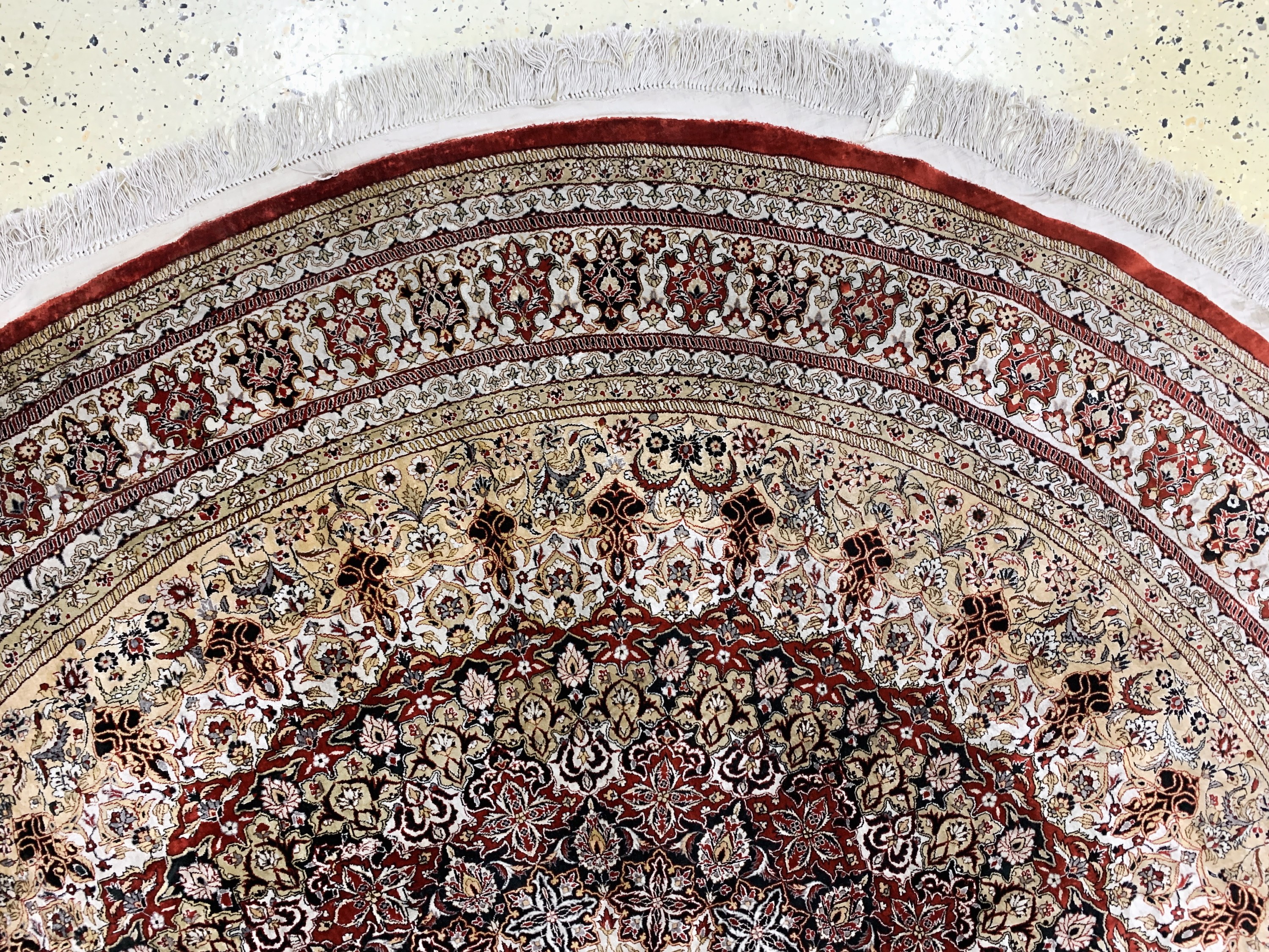 Detail b: Ghom Seide, China, Ende 20.Jhd, reine Naturseide, Durchmesser: ca. 205 cm, ca. 1,0 Mio. Kn/qm, EHZ: 1-2