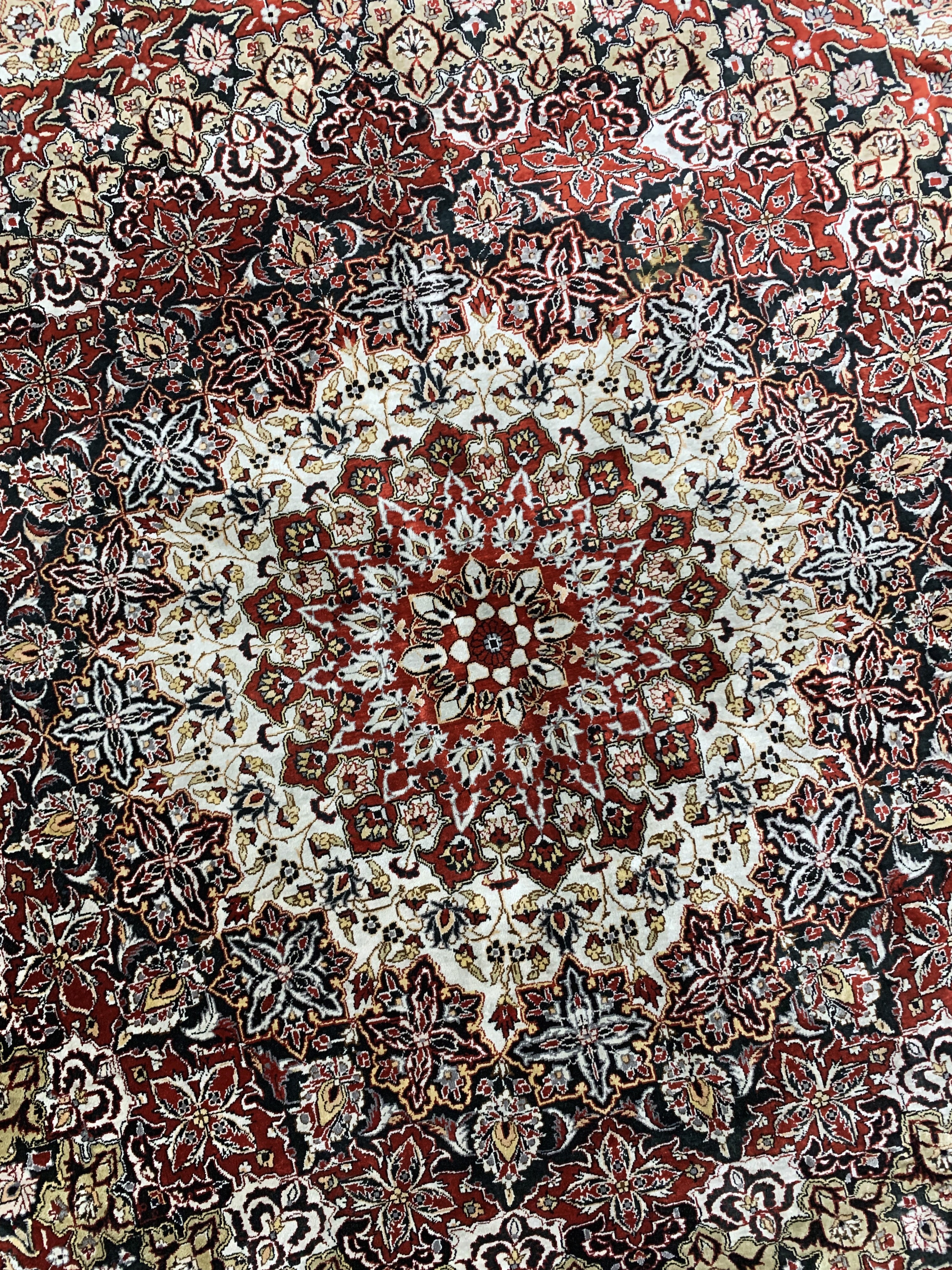 Detail e: Ghom Seide, China, Ende 20.Jhd, reine Naturseide, Durchmesser: ca. 205 cm, ca. 1,0 Mio. Kn/qm, EHZ: 1-2