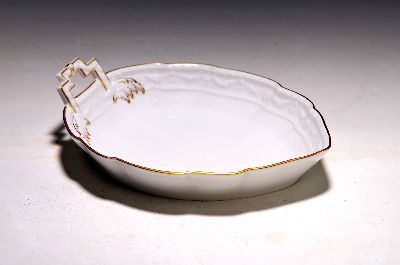 Image Blattschale, KPM Berlin, Modell Kurland, Relief mit Goldstaffage, ca. 4x22x19cm