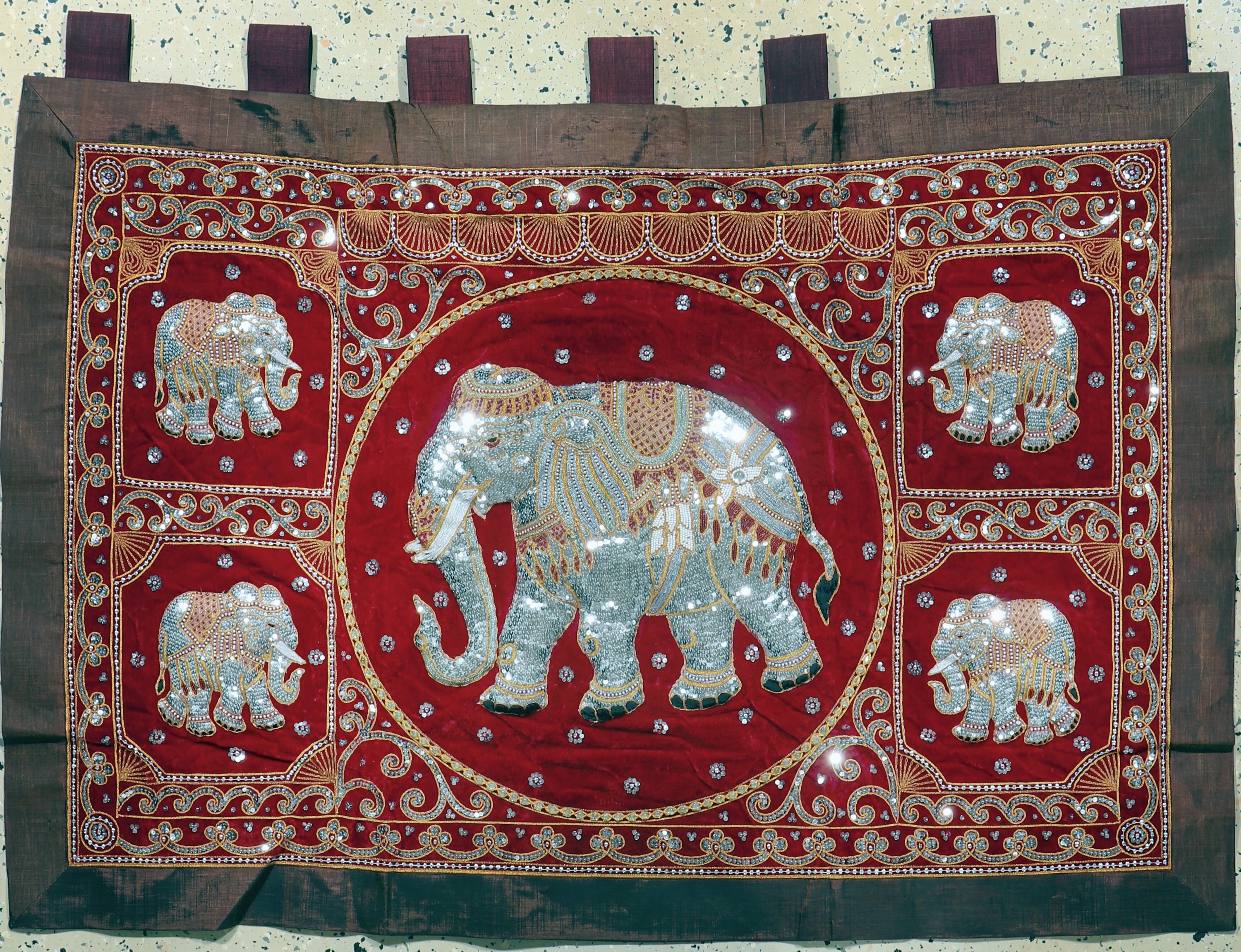 Image 27106263 - Burma Stickerei, Ende 20.Jhd, Metallstickerei mit Steinbesatz, ca. 140 x 95 cm, ...