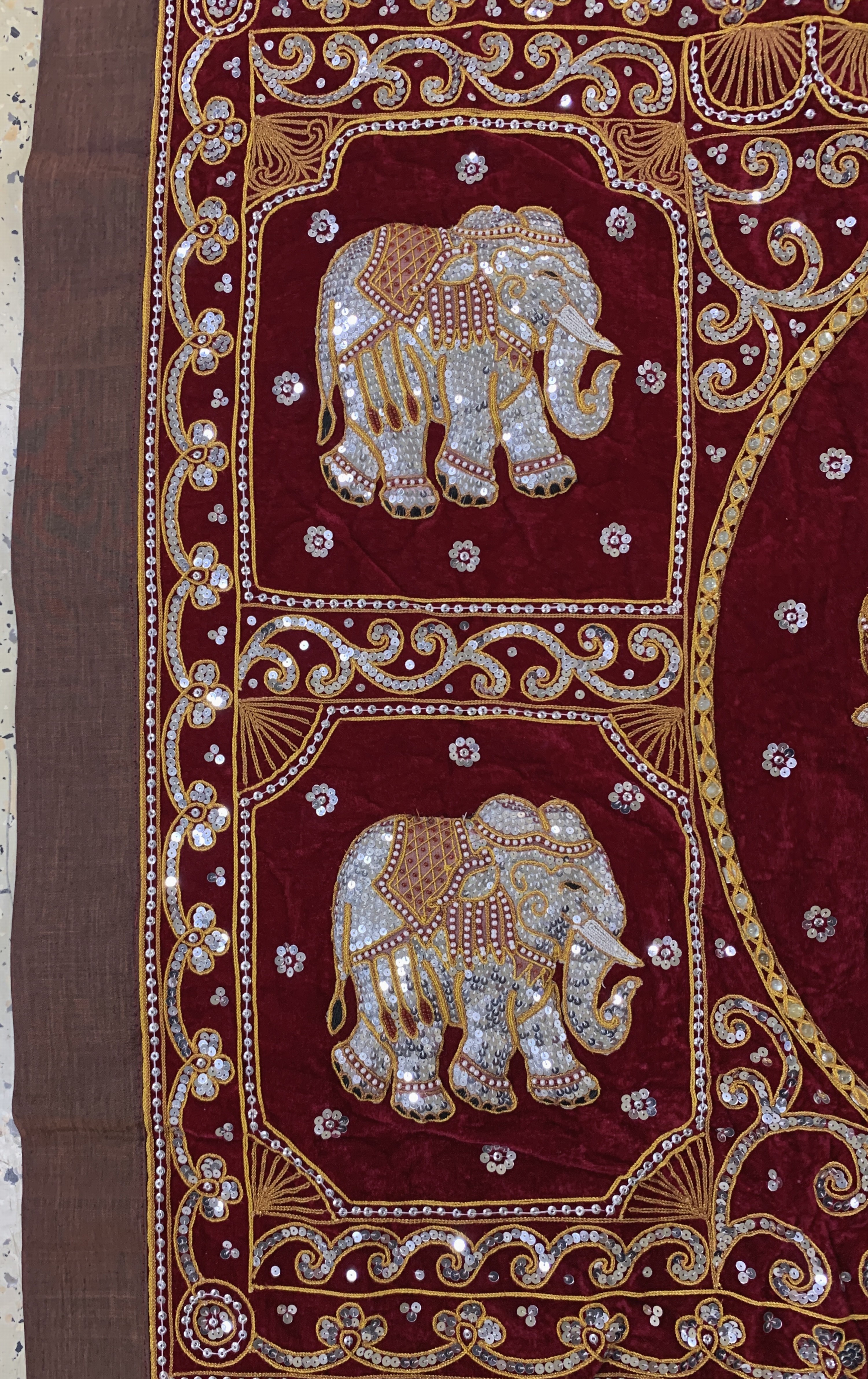 Detail a: Burma Stickerei, Ende 20.Jhd, Metallstickerei mit Steinbesatz, ca. 140 x 95 cm, EHZ:(nahezu neuwertig)