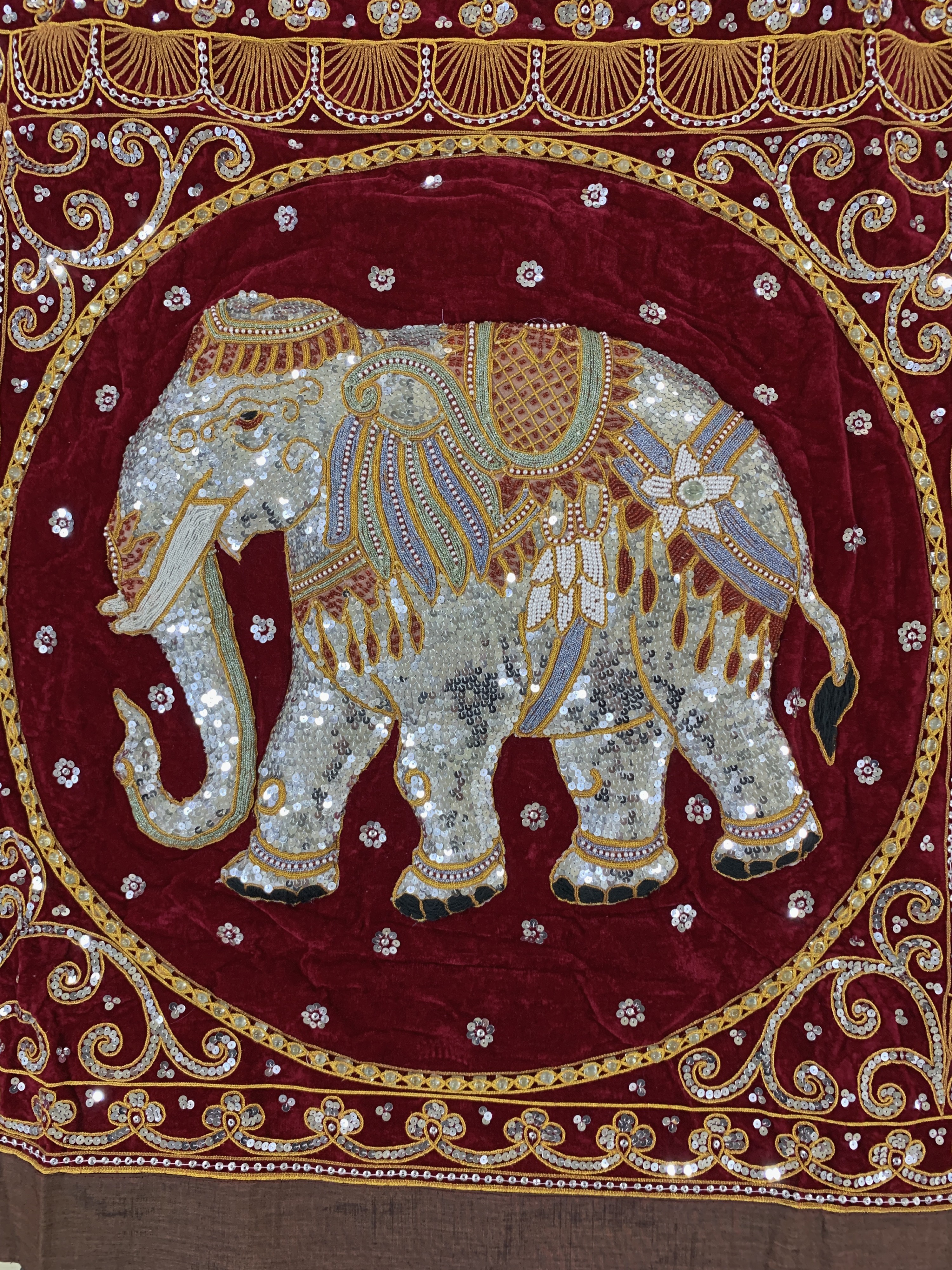 Detail b: Burma Stickerei, Ende 20.Jhd, Metallstickerei mit Steinbesatz, ca. 140 x 95 cm, EHZ:(nahezu neuwertig)