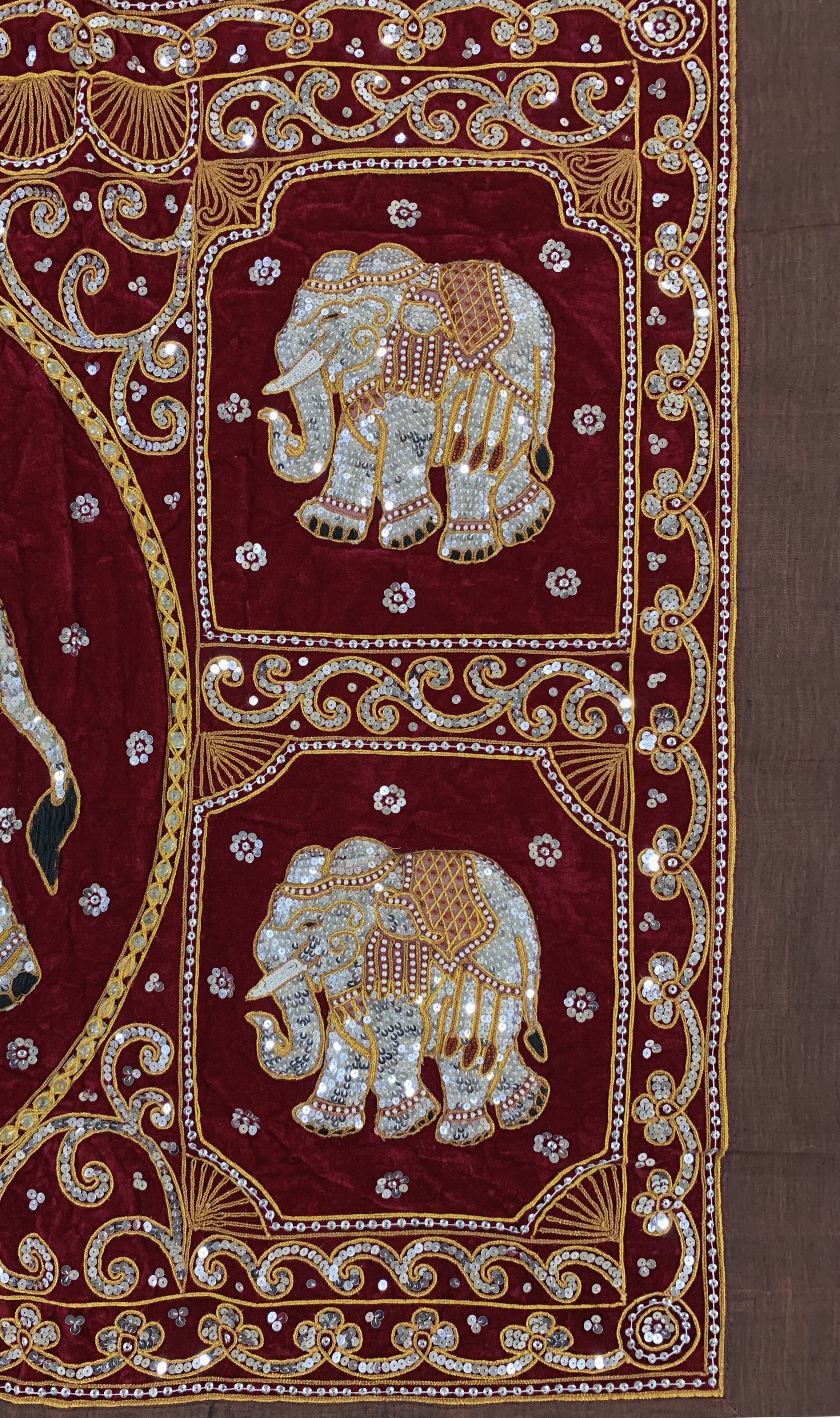 Detail c: Burma Stickerei, Ende 20.Jhd, Metallstickerei mit Steinbesatz, ca. 140 x 95 cm, EHZ:(nahezu neuwertig)