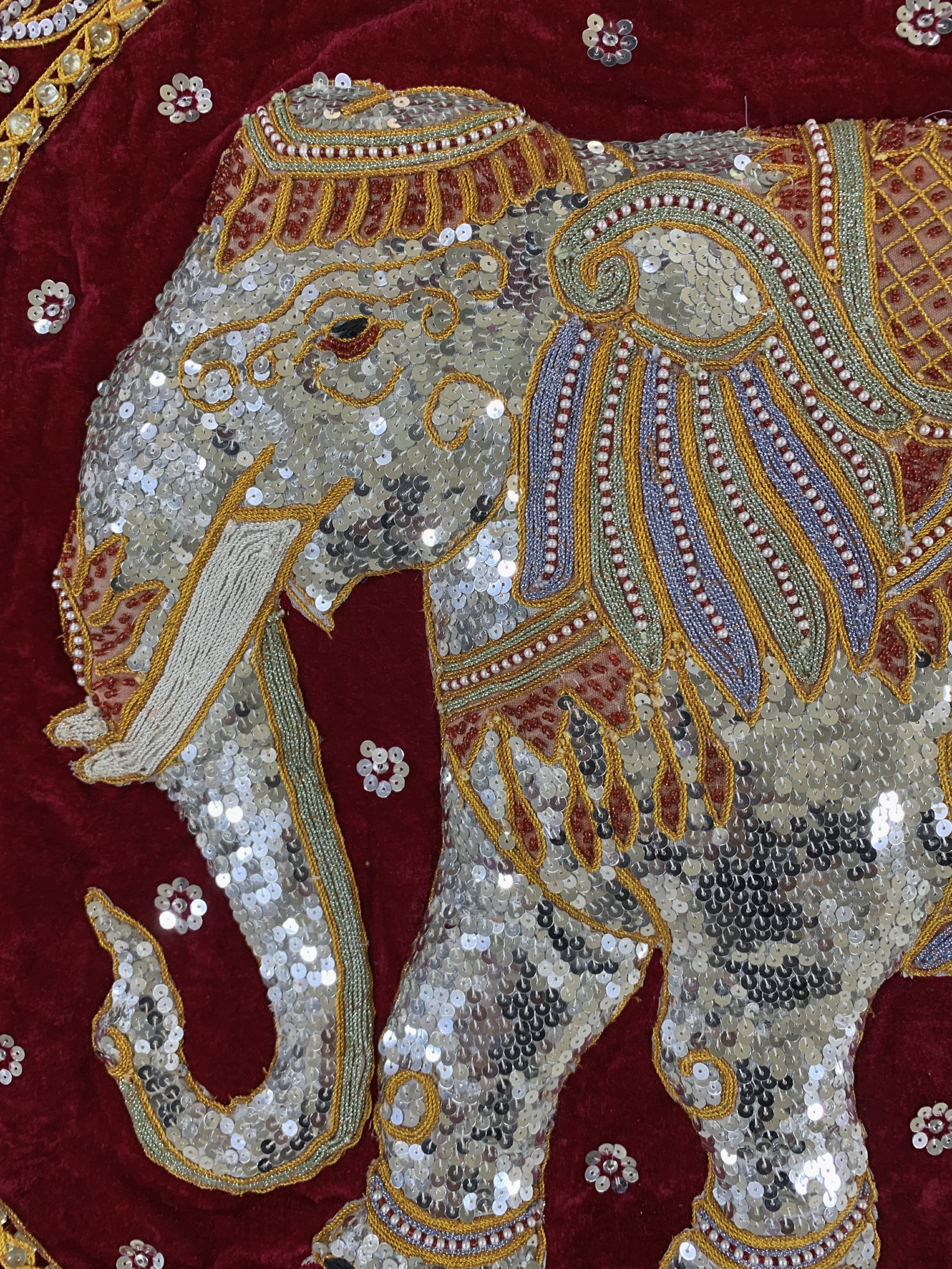 Detail d: Burma Stickerei, Ende 20.Jhd, Metallstickerei mit Steinbesatz, ca. 140 x 95 cm, EHZ:(nahezu neuwertig)