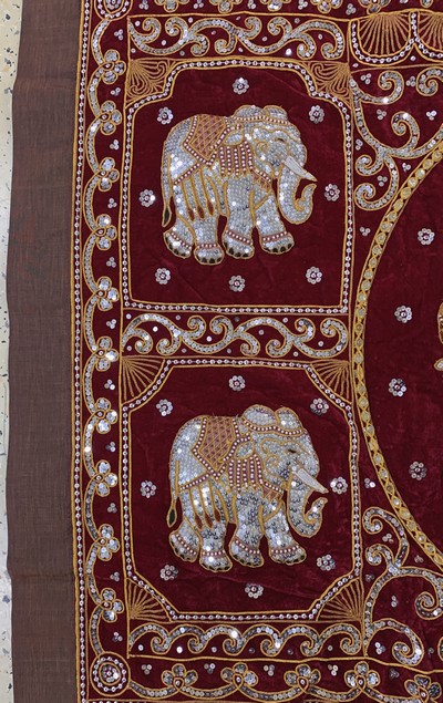 27106263a - Burma Stickerei, Ende 20.Jhd, Metallstickerei mit Steinbesatz, ca. 140 x 95 cm, ...