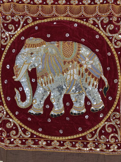 27106263b - Burma Stickerei, Ende 20.Jhd, Metallstickerei mit Steinbesatz, ca. 140 x 95 cm, ...
