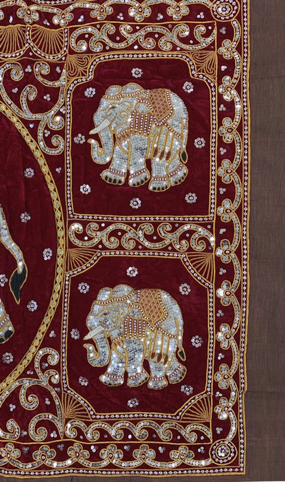 27106263c - Burma Stickerei, Ende 20.Jhd, Metallstickerei mit Steinbesatz, ca. 140 x 95 cm, ...