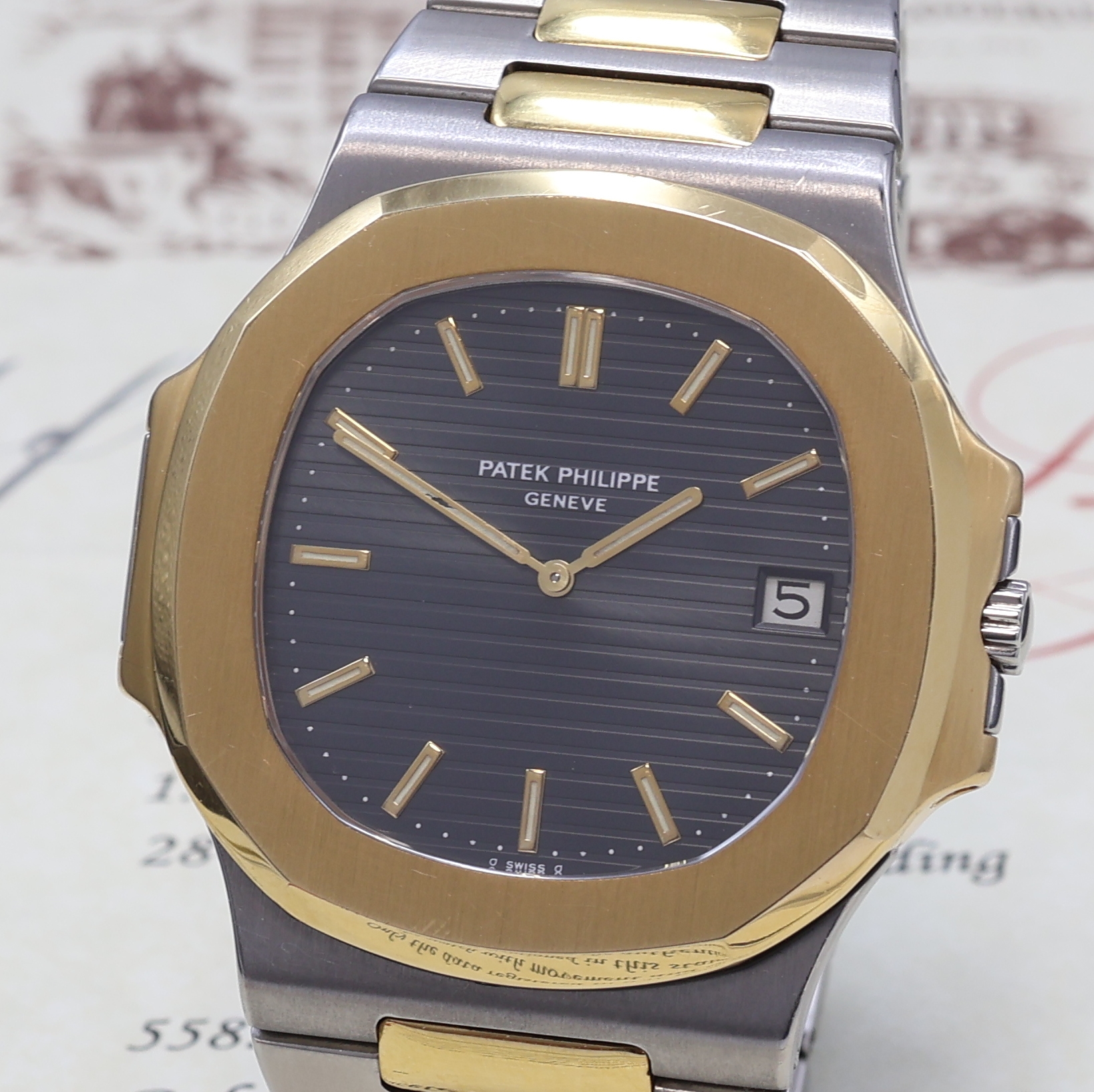 Detail a: PATEK PHILIPPE hochfeine und seltene Herrenarmbanduhr "Jumbo" Nautilus Ref. 3700/11 Design von Gerald Genta in Stahl und GG 750/000 ...
