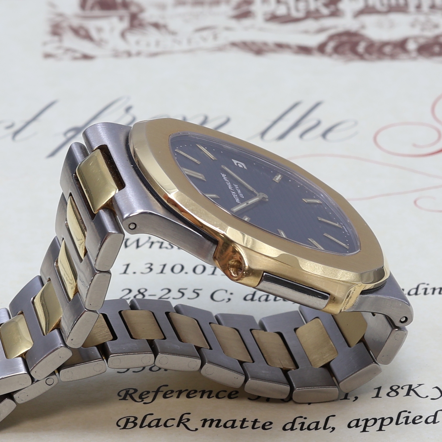 Detail f: PATEK PHILIPPE hochfeine und seltene Herrenarmbanduhr "Jumbo" Nautilus Ref. 3700/11 Design von Gerald Genta in Stahl und GG 750/000 ...
