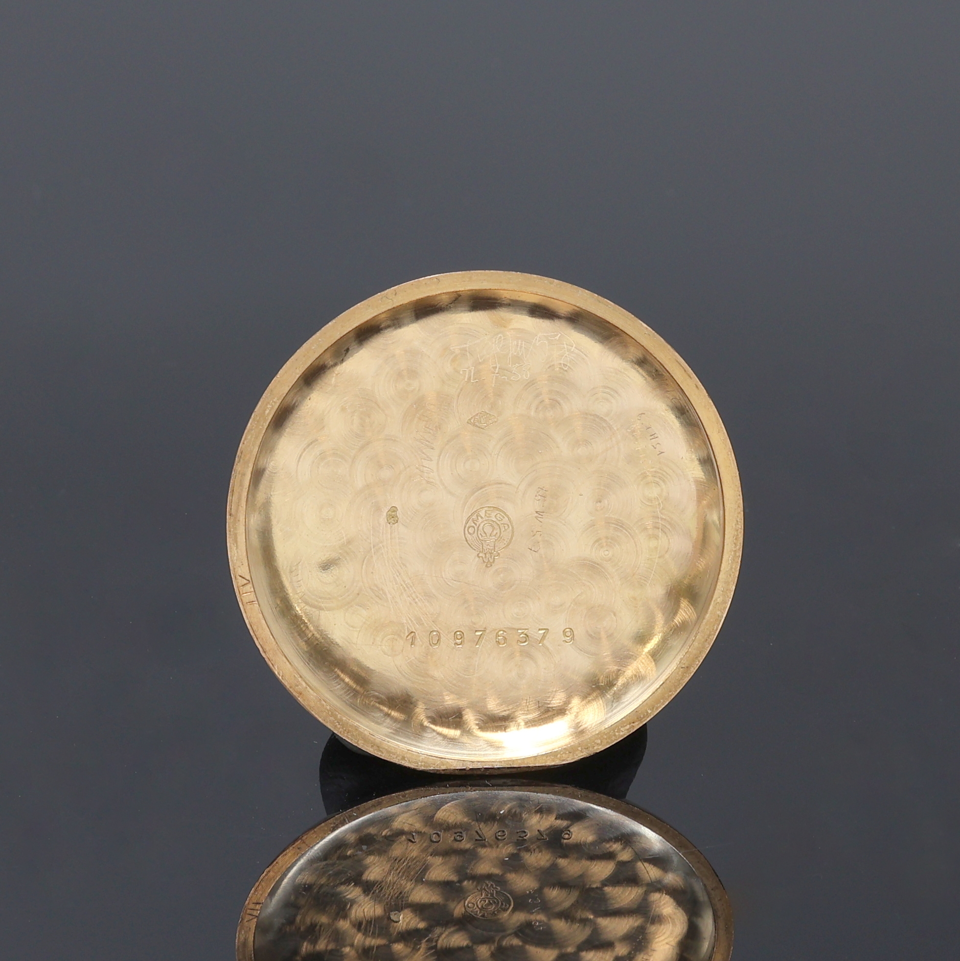 Detail e: OMEGA Herrenarmbanduhr im französischen Rosegold 750/000 Gehäuse, Hammerautomatik, Schweiz/Frankreich um 1952, Boden u. Glasrand aufgedr., ...