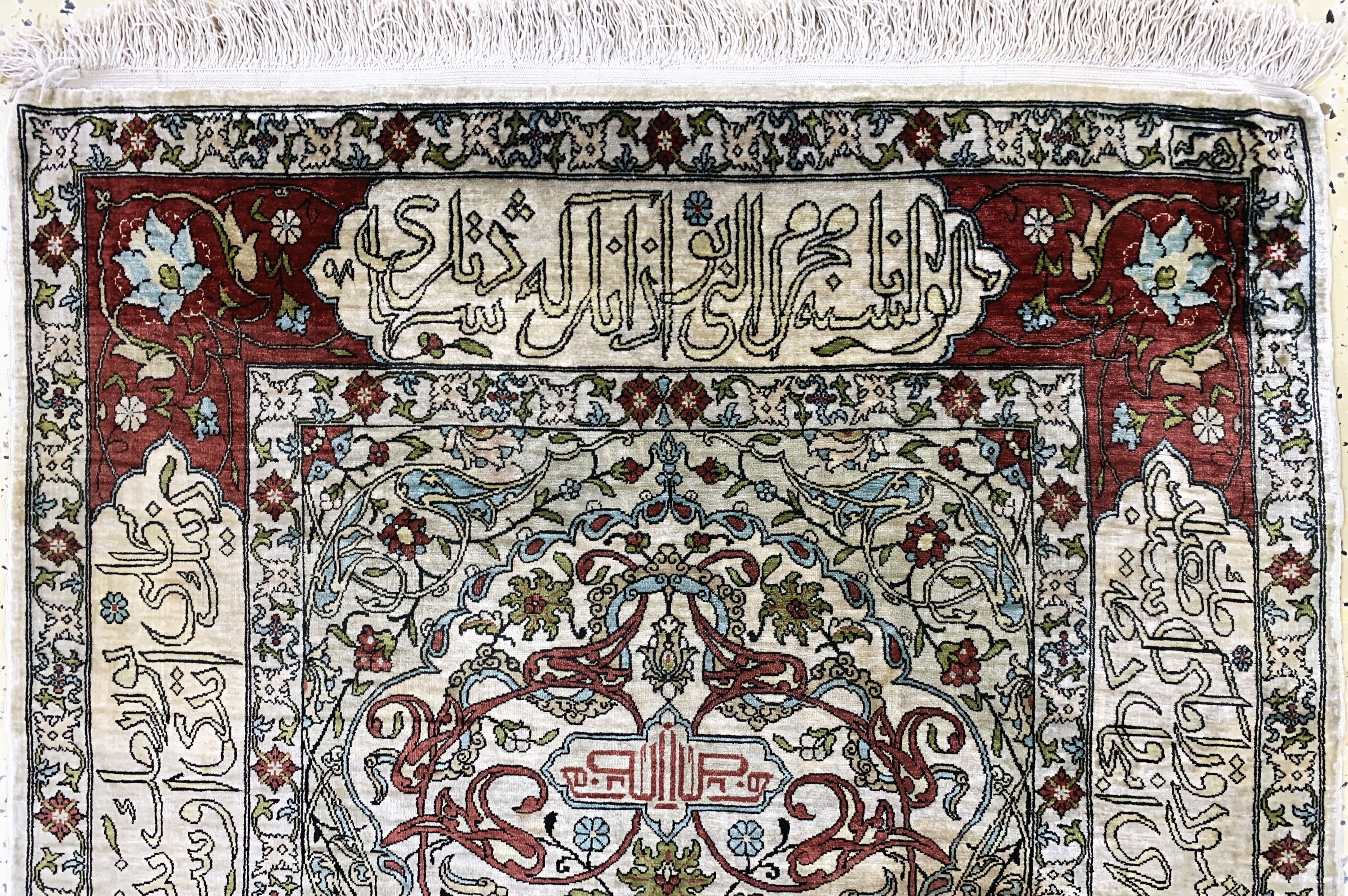Detail a: Hereke Seide signiert, Türkei, Mitte 20.Jhd, reine Naturseide, ca. 120 x 80 cm, leicht verfärbt, EHZ: 2(Fleckig)