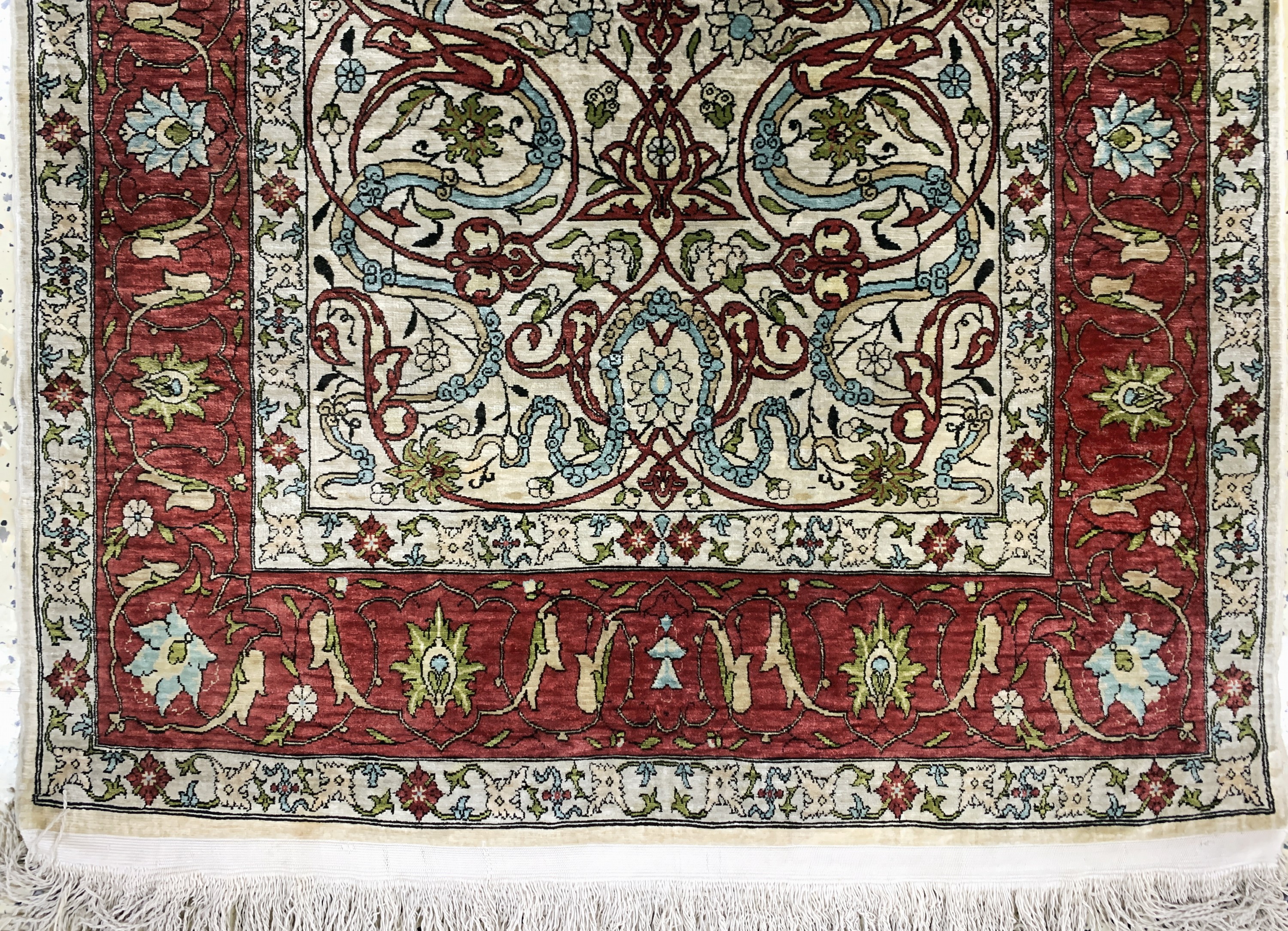 Detail b: Hereke Seide signiert, Türkei, Mitte 20.Jhd, reine Naturseide, ca. 120 x 80 cm, leicht verfärbt, EHZ: 2(Fleckig)
