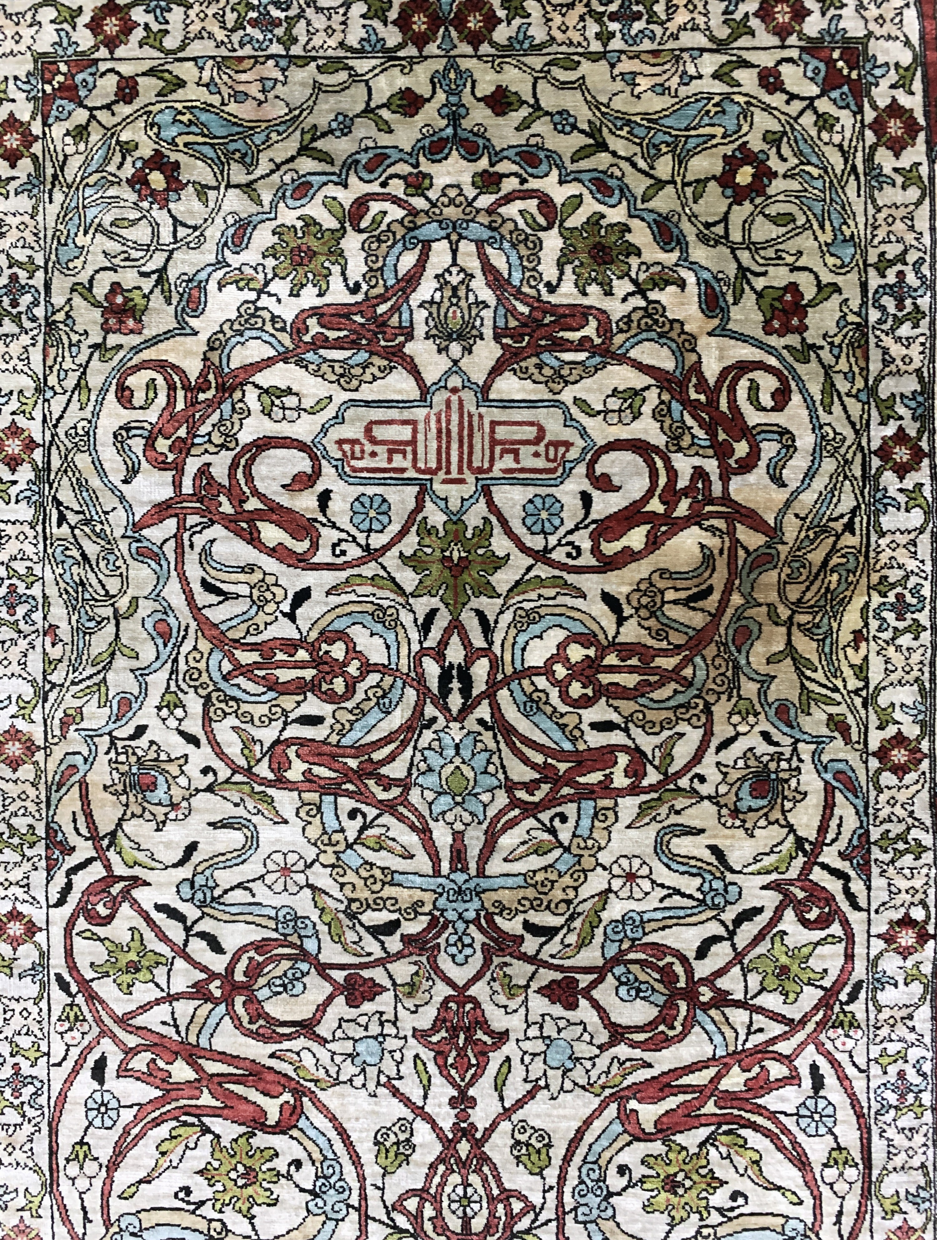 Detail c: Hereke Seide signiert, Türkei, Mitte 20.Jhd, reine Naturseide, ca. 120 x 80 cm, leicht verfärbt, EHZ: 2(Fleckig)