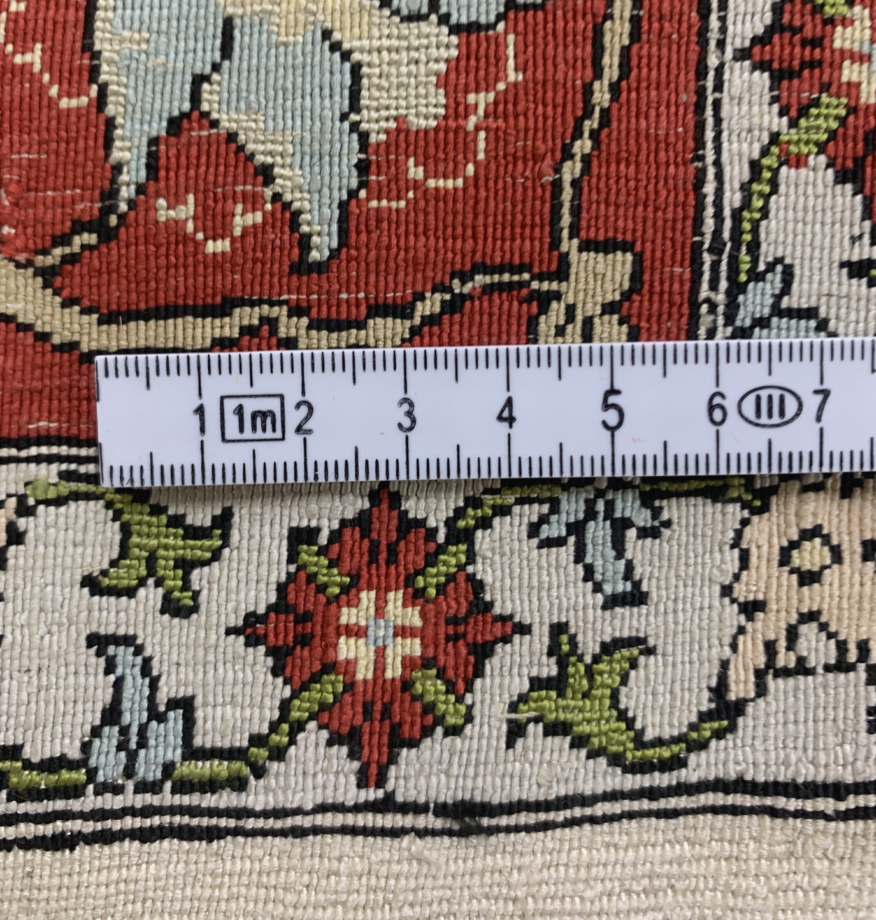 Detail e: Hereke Seide signiert, Türkei, Mitte 20.Jhd, reine Naturseide, ca. 120 x 80 cm, leicht verfärbt, EHZ: 2(Fleckig)