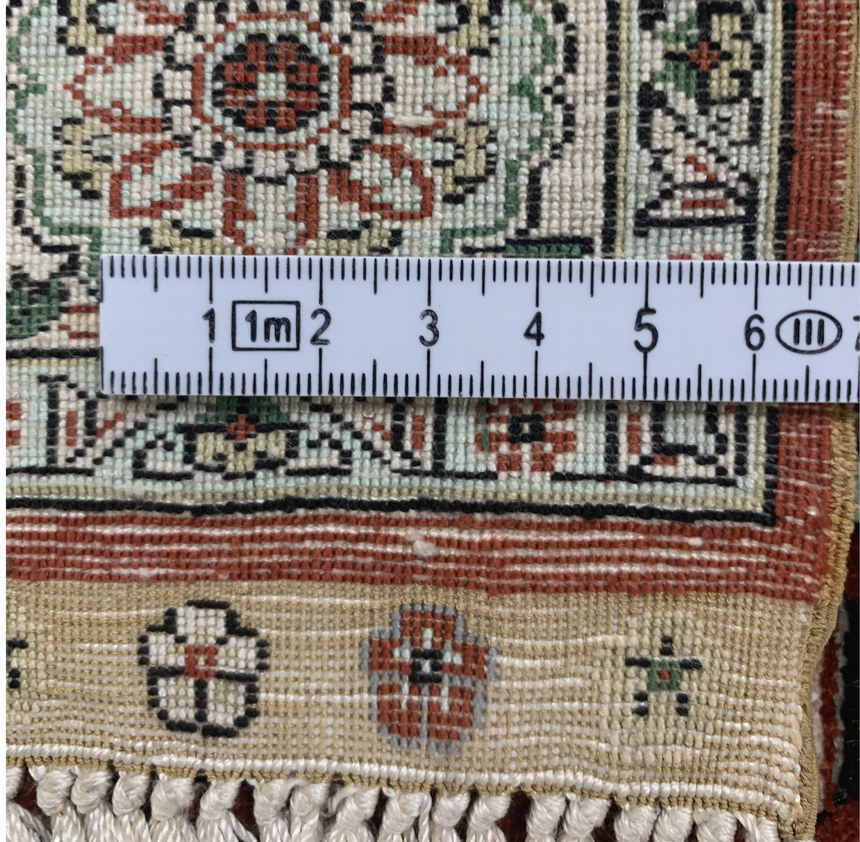 Detail d: Hereke Seide fein, China, Ende 20.Jhd, reine Naturseide, ca. 95 x 62 cm, ca. 1,0 Mio.Kn/qm, EHZ: 1-2