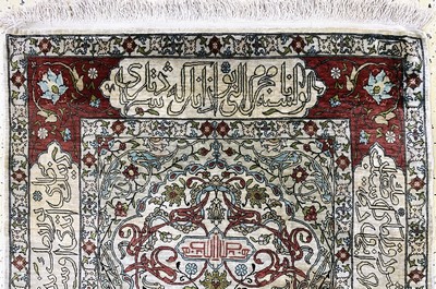 27106544a - Hereke Seide signiert, Türkei, Mitte 20.Jhd, reine Naturseide, ca. 120 x 80 cm, leicht ...