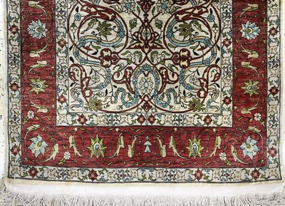 27106544b - Hereke Seide signiert, Türkei, Mitte 20.Jhd, reine Naturseide, ca. 120 x 80 cm, leicht ...