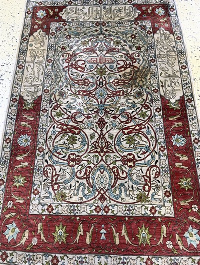 27106544d - Hereke Seide signiert, Türkei, Mitte 20.Jhd, reine Naturseide, ca. 120 x 80 cm, leicht ...
