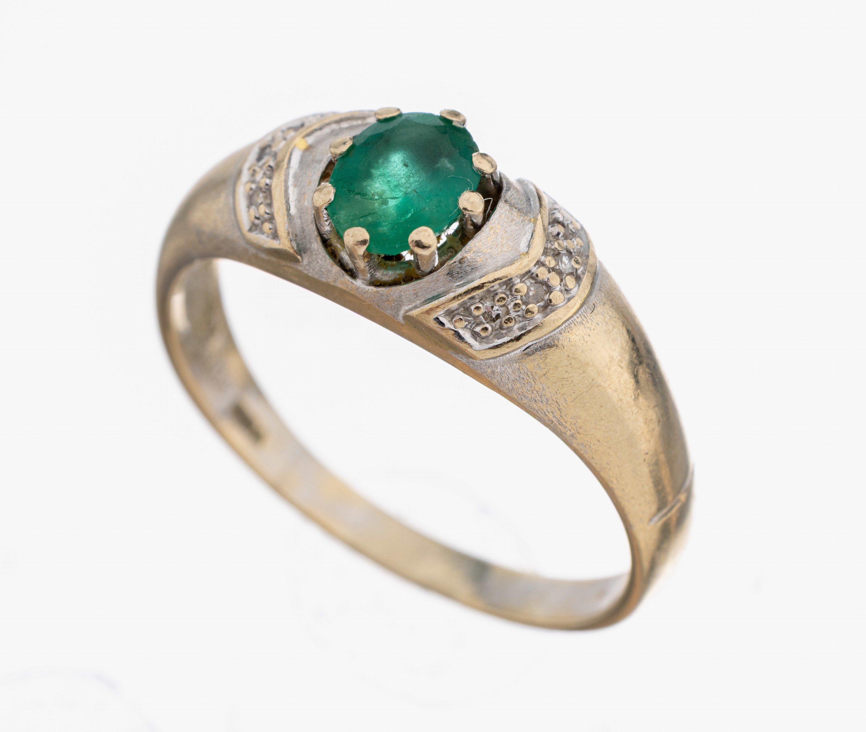 Image 27107217 - 18 kt Gold Smaragd-Diamant-Ring, GG/WG 750/000, ovalfacett. Smaragd ca. 0.60 ct, ...