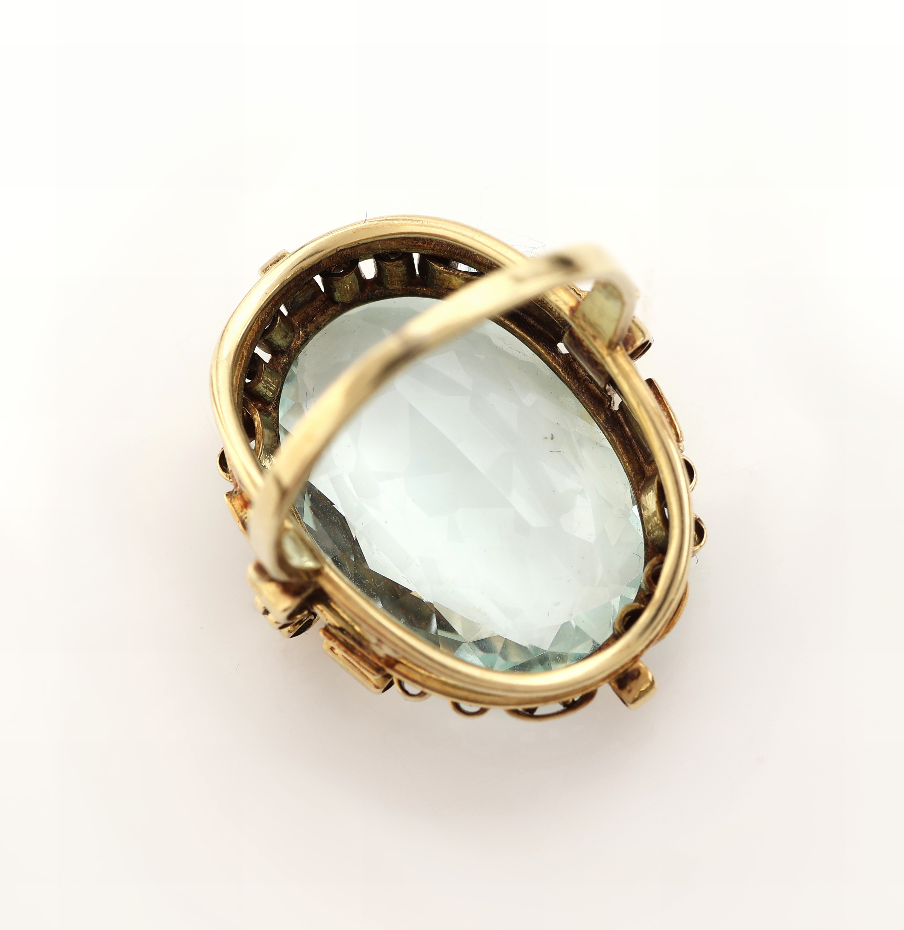 Detail c: 14 kt Gold Aquamarin-Ring, 1950er Jahre, GG585/000, architektonisches Design, ovalfacett.Aquamarin ca. 12.0 ct, RW 50.5, ca. 7.9 g, Meistermarke ...