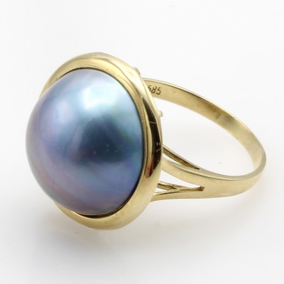 27107216a - Ring mit Mabéperle, GG 585/000, graue Perle , D. ca. 16 mm, RW ca. 58 Schätzpreis: ...